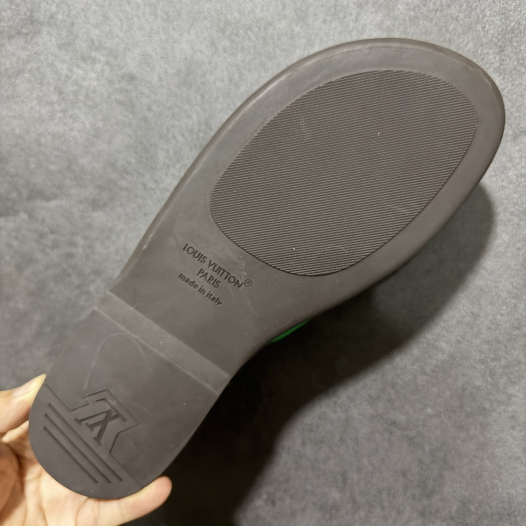 图片[9]-【X1版本】26新款配色 Louis Vuitton Portofion系列 牛皮革 圆头一字拖鞋 原版一比一开发 驴家 L家 Portofion 经典系列 2026最新经典款拖鞋款式 经典压花系列传承Trainer设计 今年绝比小爆款系列 高端零售可主推款。 原版一比一开发 专柜正品以发售 平台开始预售已上架，Zp10000+ 品质超赞👍 全鞋全真牛皮 私模独立开发原大底 市场独家 压花工艺 原版几乎接近一致 全套专柜一致包装。 尺码：40 41 42 43 44 45 46-选品中心