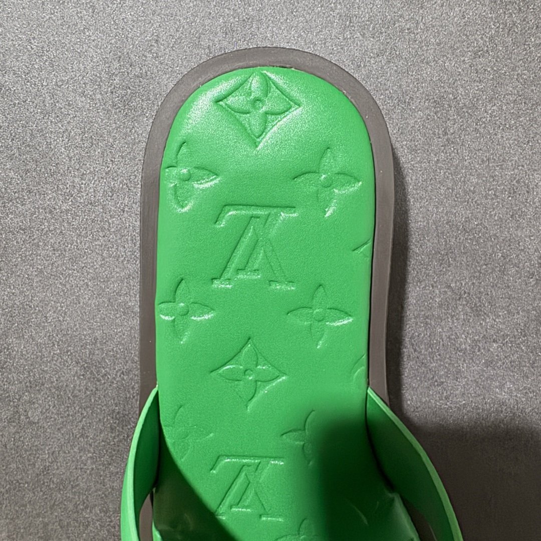 图片[6]-【X1版本】26新款配色 Louis Vuitton Portofion系列 牛皮革 圆头一字拖鞋 原版一比一开发 驴家 L家 Portofion 经典系列 2026最新经典款拖鞋款式 经典压花系列传承Trainer设计 今年绝比小爆款系列 高端零售可主推款。 原版一比一开发 专柜正品以发售 平台开始预售已上架，Zp10000+ 品质超赞👍 全鞋全真牛皮 私模独立开发原大底 市场独家 压花工艺 原版几乎接近一致 全套专柜一致包装。 尺码：40 41 42 43 44 45 46-选品中心