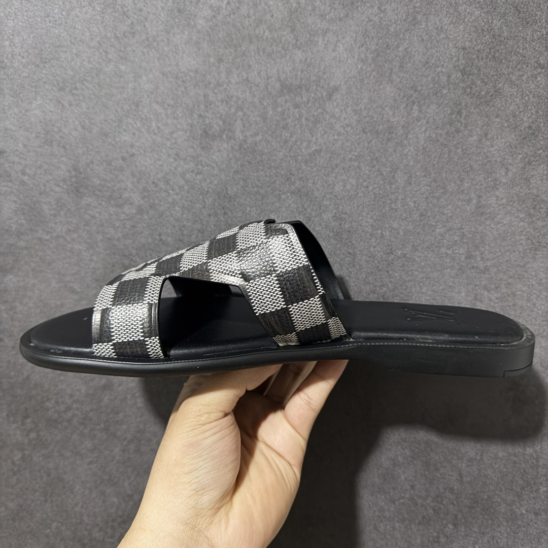 图片[2]-【X1版本】26新款配色 Louis Vuitton Portofion系列 牛皮革 圆头一字拖鞋 原版一比一开发 驴家 L家 Portofion 经典系列 2026最新经典款拖鞋款式 经典压花系列传承Trainer设计 今年绝比小爆款系列 高端零售可主推款。 原版一比一开发 专柜正品以发售 平台开始预售已上架，Zp10000+ 品质超赞👍 全鞋全真牛皮 私模独立开发原大底 市场独家 压花工艺 原版几乎接近一致 全套专柜一致包装。 尺码：40 41 42 43 44 45 46-选品中心