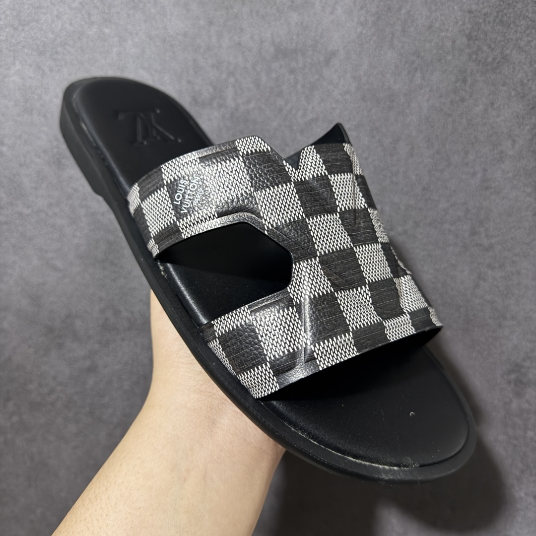 图片[3]-【X1版本】26新款配色 Louis Vuitton Portofion系列 牛皮革 圆头一字拖鞋 原版一比一开发 驴家 L家 Portofion 经典系列 2026最新经典款拖鞋款式 经典压花系列传承Trainer设计 今年绝比小爆款系列 高端零售可主推款。 原版一比一开发 专柜正品以发售 平台开始预售已上架，Zp10000+ 品质超赞👍 全鞋全真牛皮 私模独立开发原大底 市场独家 压花工艺 原版几乎接近一致 全套专柜一致包装。 尺码：40 41 42 43 44 45 46-选品中心