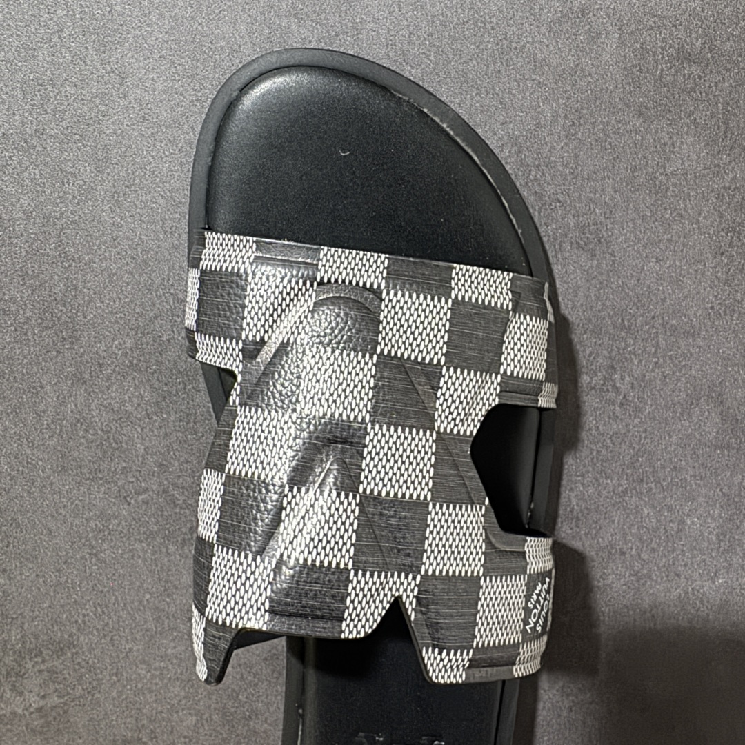 图片[5]-【X1版本】26新款配色 Louis Vuitton Portofion系列 牛皮革 圆头一字拖鞋 原版一比一开发 驴家 L家 Portofion 经典系列 2026最新经典款拖鞋款式 经典压花系列传承Trainer设计 今年绝比小爆款系列 高端零售可主推款。 原版一比一开发 专柜正品以发售 平台开始预售已上架，Zp10000+ 品质超赞👍 全鞋全真牛皮 私模独立开发原大底 市场独家 压花工艺 原版几乎接近一致 全套专柜一致包装。 尺码：40 41 42 43 44 45 46-选品中心