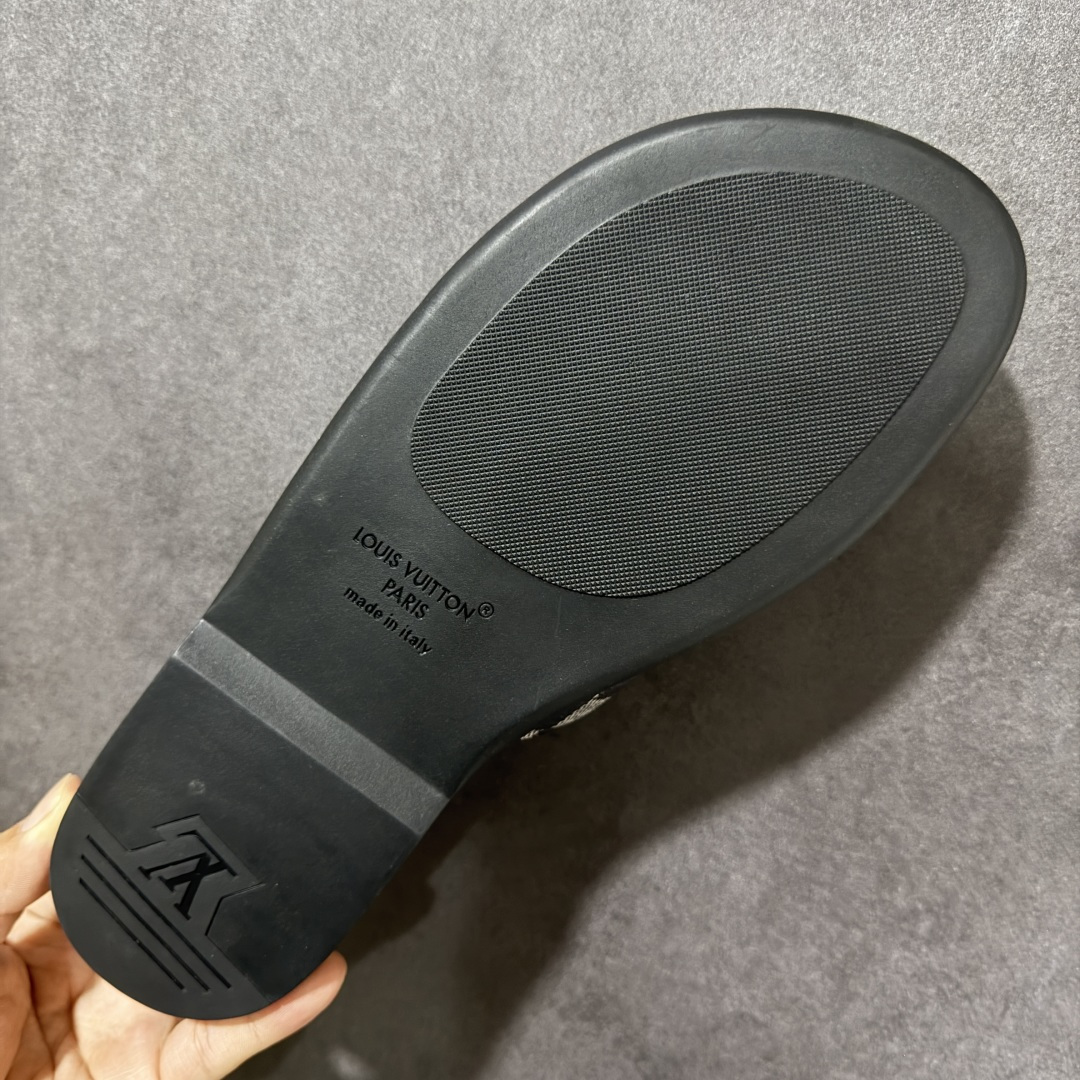 图片[9]-【X1版本】26新款配色 Louis Vuitton Portofion系列 牛皮革 圆头一字拖鞋 原版一比一开发 驴家 L家 Portofion 经典系列 2026最新经典款拖鞋款式 经典压花系列传承Trainer设计 今年绝比小爆款系列 高端零售可主推款。 原版一比一开发 专柜正品以发售 平台开始预售已上架，Zp10000+ 品质超赞👍 全鞋全真牛皮 私模独立开发原大底 市场独家 压花工艺 原版几乎接近一致 全套专柜一致包装。 尺码：40 41 42 43 44 45 46-选品中心