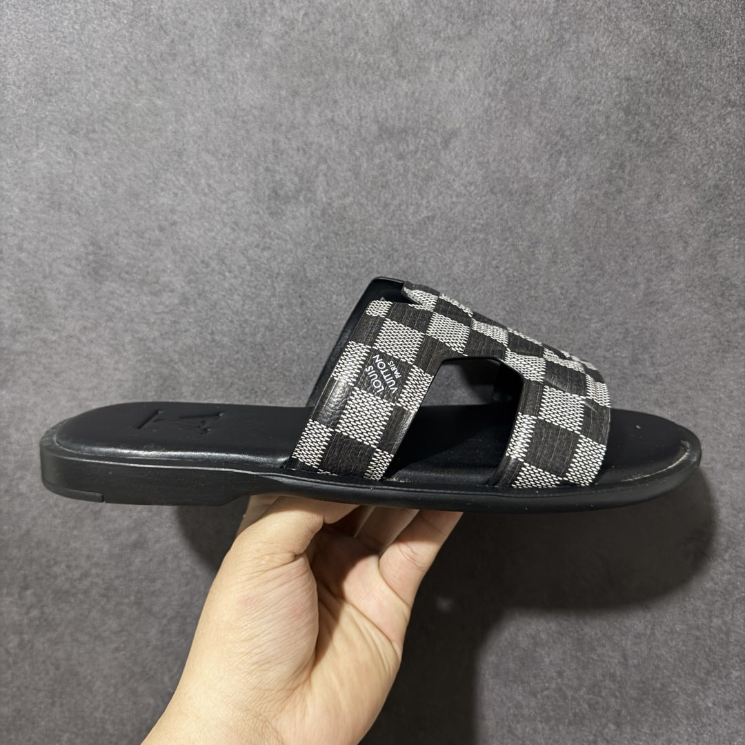 【X1版本】26新款配色 Louis Vuitton Portofion系列 牛皮革 圆头一字拖鞋 原版一比一开发 驴家 L家 Portofion 经典系列 2026最新经典款拖鞋款式 经典压花系列传承Trainer设计 今年绝比小爆款系列 高端零售可主推款。 原版一比一开发 专柜正品以发售 平台开始预售已上架，Zp10000+ 品质超赞👍 全鞋全真牛皮 私模独立开发原大底 市场独家 压花工艺 原版几乎接近一致 全套专柜一致包装。 尺码：40 41 42 43 44 45 46-选品中心