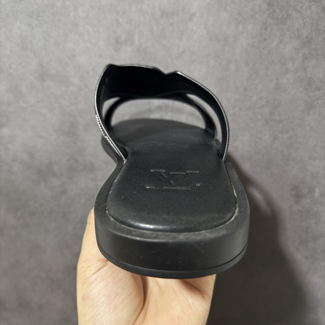 图片[4]-【X1版本】26新款配色 Louis Vuitton Portofion系列 牛皮革 圆头一字拖鞋 原版一比一开发 驴家 L家 Portofion 经典系列 2026最新经典款拖鞋款式 经典压花系列传承Trainer设计 今年绝比小爆款系列 高端零售可主推款。 原版一比一开发 专柜正品以发售 平台开始预售已上架，Zp10000+ 品质超赞👍 全鞋全真牛皮 私模独立开发原大底 市场独家 压花工艺 原版几乎接近一致 全套专柜一致包装。 尺码：40 41 42 43 44 45 46-选品中心
