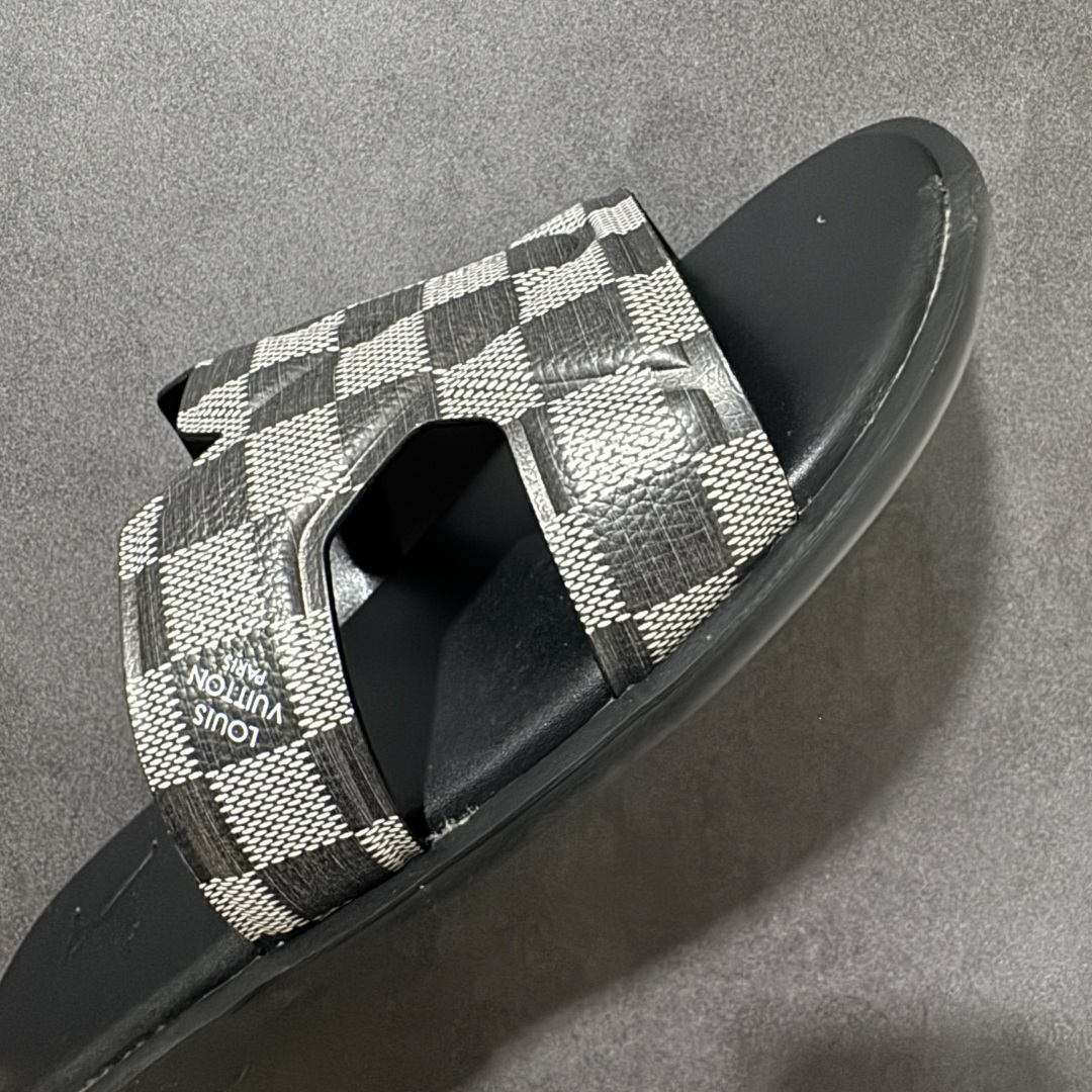 图片[8]-【X1版本】26新款配色 Louis Vuitton Portofion系列 牛皮革 圆头一字拖鞋 原版一比一开发 驴家 L家 Portofion 经典系列 2026最新经典款拖鞋款式 经典压花系列传承Trainer设计 今年绝比小爆款系列 高端零售可主推款。 原版一比一开发 专柜正品以发售 平台开始预售已上架，Zp10000+ 品质超赞👍 全鞋全真牛皮 私模独立开发原大底 市场独家 压花工艺 原版几乎接近一致 全套专柜一致包装。 尺码：40 41 42 43 44 45 46-选品中心