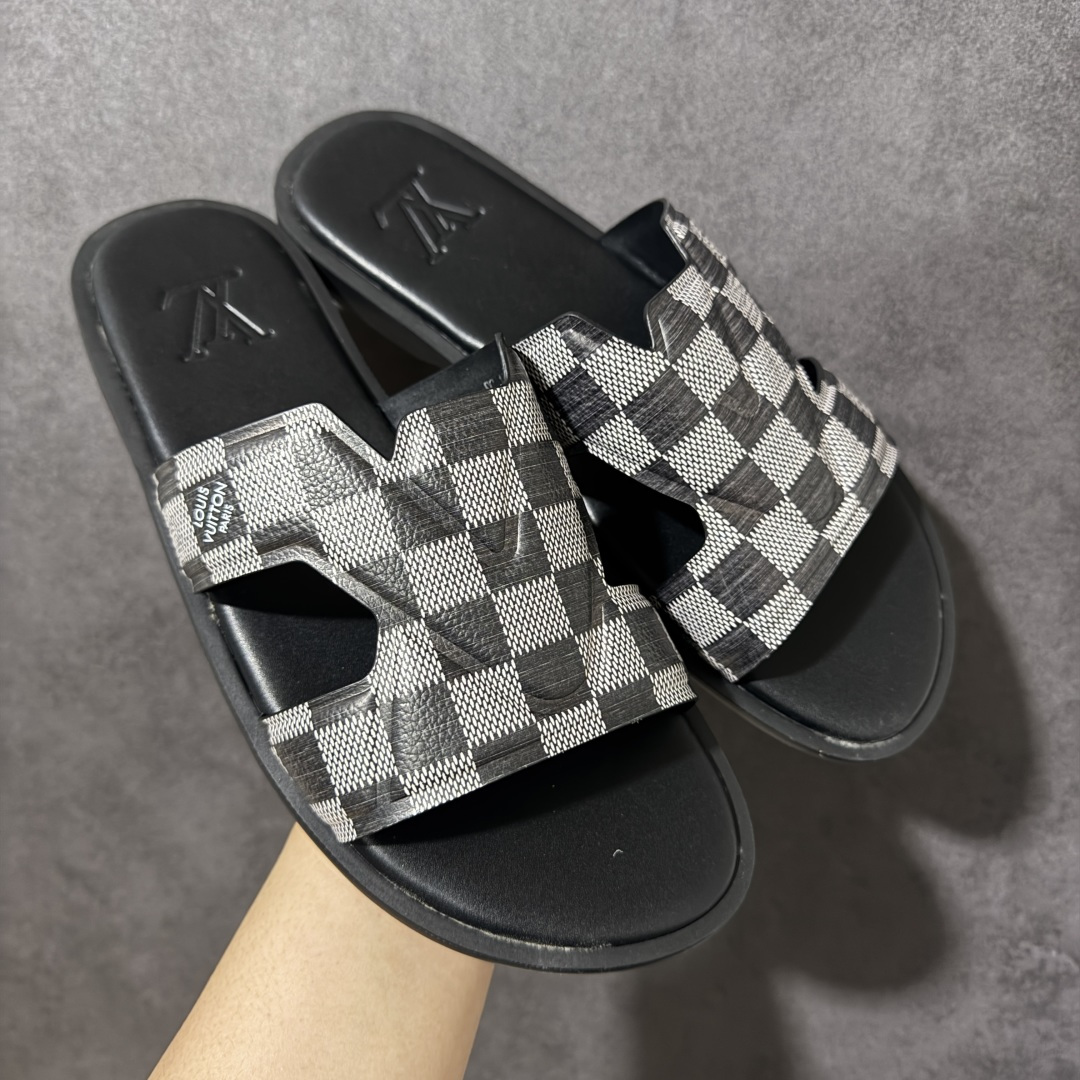 【X1版本】26新款配色 Louis Vuitton Portofion系列 牛皮革 圆头一字拖鞋 原版一比一开发 驴家 L家 Portofion 经典系列 2026最新经典款拖鞋款式 经典压花系列传承Trainer设计 今年绝比小爆款系列 高端零售可主推款。 原版一比一开发 专柜正品以发售 平台开始预售已上架，Zp10000+ 品质超赞👍 全鞋全真牛皮 私模独立开发原大底 市场独家 压花工艺 原版几乎接近一致 全套专柜一致包装。 尺码：40 41 42 43 44 45 46-选品中心