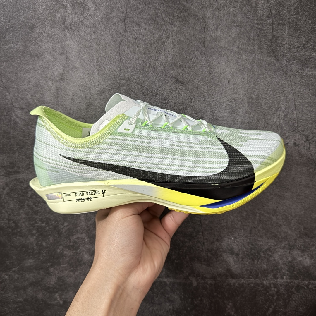 【碳科技纯原】耐克Nike ZoomX Streakfly 2 疾驰者2代系列低帮竞速轻质缓震透气休闲运动跑步鞋“ 市场顶级版本 跑鞋第一梯队 专业跑鞋‼️ 原标原盒 全掌真碳版 真Zoom X气垫 超薄针织鞋面 柔软缓震，nike Streakfly 2是一款专为短距离竞速设计的高性能跑鞋。日常穿着也是非常舒适，单只42码仅重126克，比前代减轻40克，接近田径钉鞋的轻盈感，适合追求速度的跑者。搭载全掌Flyplate碳纤维板，提供强劲推进力，配合ZoomX泡棉中底，能量回馈出色，滚动感顺滑。外底采用轻薄橡胶材质，抓地力出色，湿滑路面也能稳定发挥。工程精制网眼鞋面，透气性极佳，贴合脚部轮廓，减少闷热感。ZoomX泡棉中底兼顾缓震与回弹，适合短距离快速奔跑。Nike Streakfly 2是为追求速度的精英跑者或短距离竞速爱好者设计的高性能跑鞋，其轻盈、响应迅速的特点使其成为短距离比赛和训练的理想选择 货号： HF6416-300 尺码： 36 36.5 37.5 38 38.5 39 40 40.5 41 42 42.5 43 44 45 46-莆田鞋