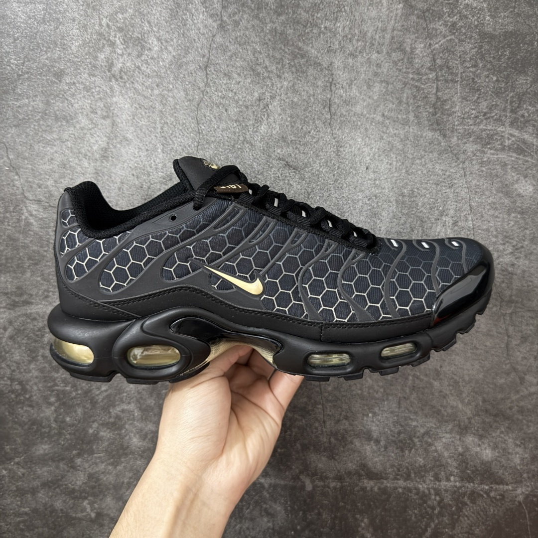 【Max纯原版】Nike Air Max Plus TN气垫系列跑鞋 全新一比一高端版本 真正的市场T1品质 更多配色陆续出货 真正的用心研发 一点一点抠出来的 品质 品控细节 随便闭眼对比市场任何版本 全套原纸板楦头开发 完美呈现版型 工艺流程均与原鞋保持一致 Turned Air 中底缓震技术 鞋面弧度与大底弧度一致 鞋头正确TPU材质 鞋面高频TPU材质1.0厚度 原鞋一致层次感 超越公司货的品控标准 多道QC质检 货号：IQ0287-010 尺码：36 36.5 37.5 38 38.5 39 40 40.5 41 42 42.5 43 44 44.5 45 46-选品中心