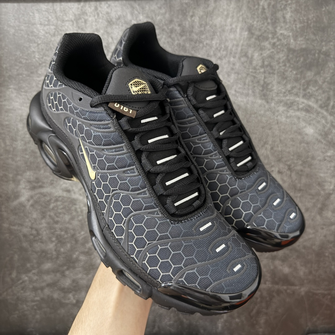 【Max纯原版】Nike Air Max Plus TN气垫系列跑鞋 全新一比一高端版本 真正的市场T1品质 更多配色陆续出货 真正的用心研发 一点一点抠出来的 品质 品控细节 随便闭眼对比市场任何版本 全套原纸板楦头开发 完美呈现版型 工艺流程均与原鞋保持一致 Turned Air 中底缓震技术 鞋面弧度与大底弧度一致 鞋头正确TPU材质 鞋面高频TPU材质1.0厚度 原鞋一致层次感 超越公司货的品控标准 多道QC质检 货号：IQ0287-010 尺码：36 36.5 37.5 38 38.5 39 40 40.5 41 42 42.5 43 44 44.5 45 46-选品中心