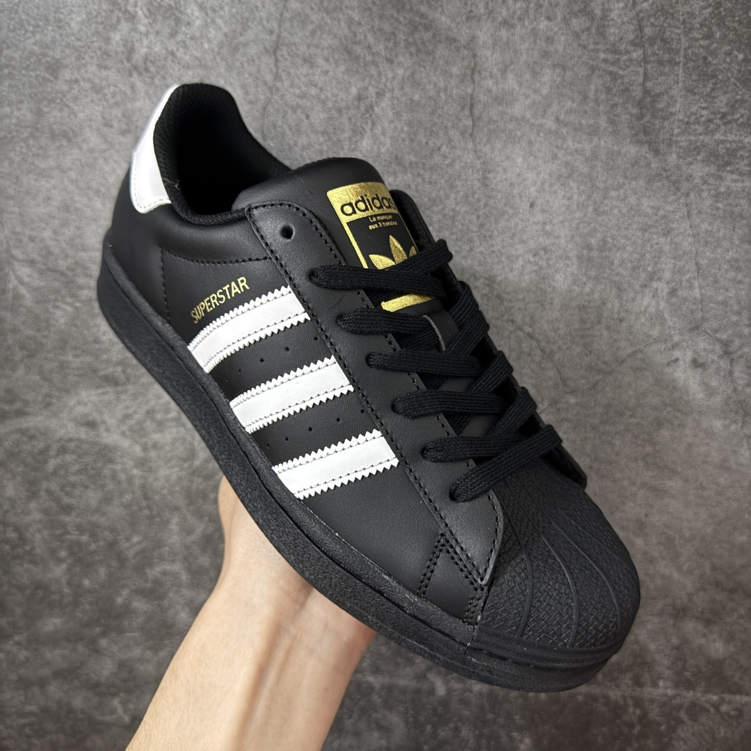 图片[3]-【H11顶级头层版】adidas originals Superstar 2 贝壳头 简约经典 舒适时尚 复古板鞋 男女同款 黑白 货号：EG4959 全新升级版 皮料改进至头层原厂皮 原盒 原底原料 开模打造 原厂织唛鞋标 高精密准度 原楦原纸板开发 匹配原版98%以上 后跟垫棉独家呈现 反口里弧度正确 原厂鞋垫 背胶 后跟电绣针数 与正品一致 原厂皮料 原厂车缝线 质感无敌 皮料切割干净 无任何毛边 清洁度细节完美 进口港宝加持 后跟自然饱满 还原公司包裹性 鞋面采用原装数据贴合技术 全方位贴合包裹脚型 鞋跟部鞋底牵引设计 提供强大的抓地性能 更适应不同实战场地路面 尺码：35.5 36 36.5 37.5 38 38.5 39 40 40.5 41 42 42.5 43 44 45-选品中心