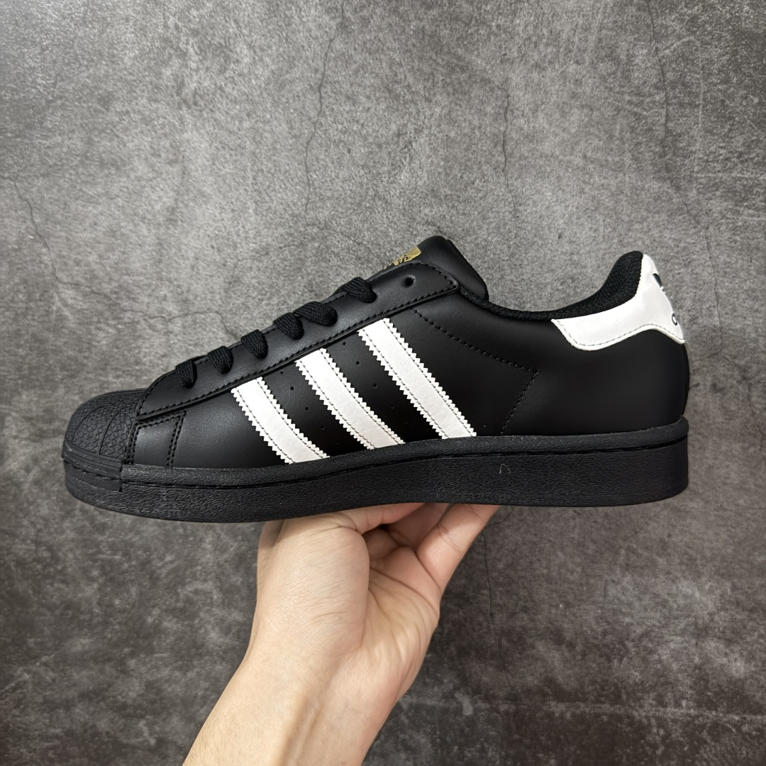 图片[2]-【H11顶级头层版】adidas originals Superstar 2 贝壳头 简约经典 舒适时尚 复古板鞋 男女同款 黑白 货号：EG4959 全新升级版 皮料改进至头层原厂皮 原盒 原底原料 开模打造 原厂织唛鞋标 高精密准度 原楦原纸板开发 匹配原版98%以上 后跟垫棉独家呈现 反口里弧度正确 原厂鞋垫 背胶 后跟电绣针数 与正品一致 原厂皮料 原厂车缝线 质感无敌 皮料切割干净 无任何毛边 清洁度细节完美 进口港宝加持 后跟自然饱满 还原公司包裹性 鞋面采用原装数据贴合技术 全方位贴合包裹脚型 鞋跟部鞋底牵引设计 提供强大的抓地性能 更适应不同实战场地路面 尺码：35.5 36 36.5 37.5 38 38.5 39 40 40.5 41 42 42.5 43 44 45-选品中心