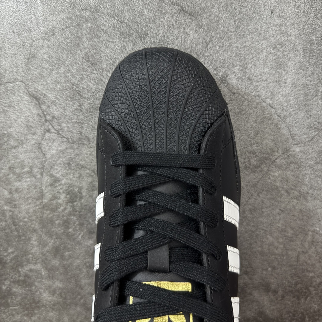 图片[5]-【H11顶级头层版】adidas originals Superstar 2 贝壳头 简约经典 舒适时尚 复古板鞋 男女同款 黑白 货号：EG4959 全新升级版 皮料改进至头层原厂皮 原盒 原底原料 开模打造 原厂织唛鞋标 高精密准度 原楦原纸板开发 匹配原版98%以上 后跟垫棉独家呈现 反口里弧度正确 原厂鞋垫 背胶 后跟电绣针数 与正品一致 原厂皮料 原厂车缝线 质感无敌 皮料切割干净 无任何毛边 清洁度细节完美 进口港宝加持 后跟自然饱满 还原公司包裹性 鞋面采用原装数据贴合技术 全方位贴合包裹脚型 鞋跟部鞋底牵引设计 提供强大的抓地性能 更适应不同实战场地路面 尺码：35.5 36 36.5 37.5 38 38.5 39 40 40.5 41 42 42.5 43 44 45-选品中心