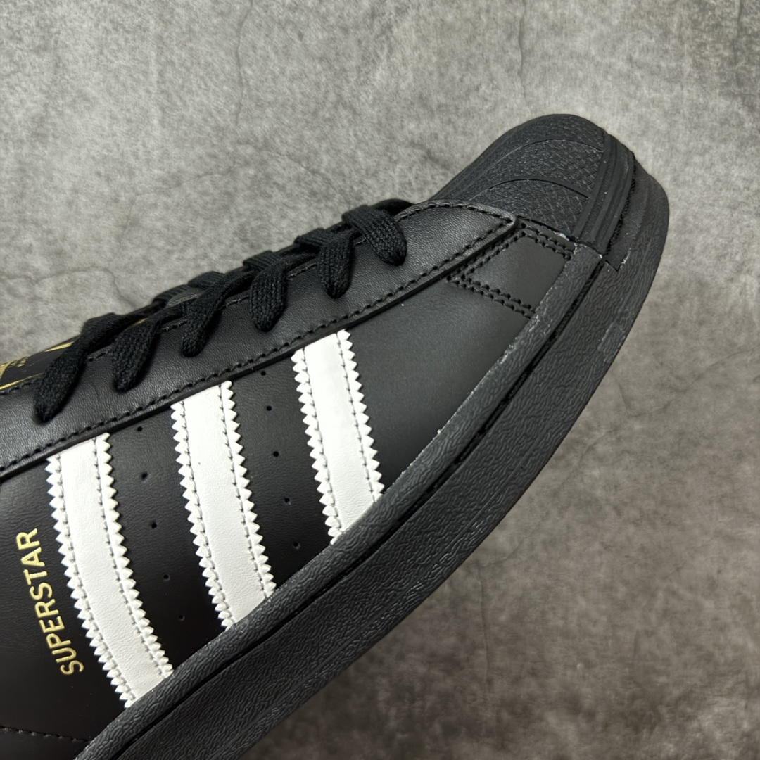 图片[6]-【H11顶级头层版】adidas originals Superstar 2 贝壳头 简约经典 舒适时尚 复古板鞋 男女同款 黑白 货号：EG4959 全新升级版 皮料改进至头层原厂皮 原盒 原底原料 开模打造 原厂织唛鞋标 高精密准度 原楦原纸板开发 匹配原版98%以上 后跟垫棉独家呈现 反口里弧度正确 原厂鞋垫 背胶 后跟电绣针数 与正品一致 原厂皮料 原厂车缝线 质感无敌 皮料切割干净 无任何毛边 清洁度细节完美 进口港宝加持 后跟自然饱满 还原公司包裹性 鞋面采用原装数据贴合技术 全方位贴合包裹脚型 鞋跟部鞋底牵引设计 提供强大的抓地性能 更适应不同实战场地路面 尺码：35.5 36 36.5 37.5 38 38.5 39 40 40.5 41 42 42.5 43 44 45-选品中心