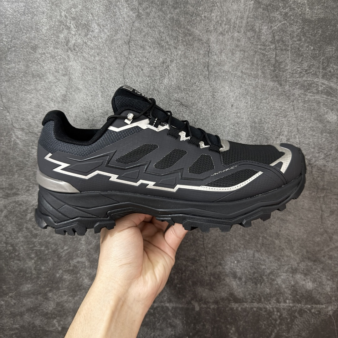 【GX纯原】凯乐石KAILAS 远征5 FLT 舒适简约经典登山 防滑耐磨 低帮 徒步鞋 鞋面材质：运用耐磨防砂网布，能防止沙石进入鞋内，同时具备良好的透气性，可让脚部保持干爽。 \\t鞋底性能：搭载Vibram防滑耐磨大底，有出色的抓地力，仿鲨齿纹路设计，能应对各种复杂路面；鞋底还能提供良好的稳定性和支撑力，减少脚部疲劳。 \\t防水技术：采用FILTERTEC防水透气技术，防水指数高达8000mm H₂O，能有效防止雨水渗透，同时能保持脚面干爽。 \\t细节设计：鞋头采用橡胶防撞包边，保护脚趾免受伤害；鞋舌一体式设计，防止碎石泥沙进入；采用亚洲人脚型鞋楦设计，配合中腰包裹，提高舒适性。 适用场景：适合多日或单日轻装徒步，也可用于城市通勤，是一双兼顾户外与日常穿着的多功能鞋子。 尺码：36-45-选品中心