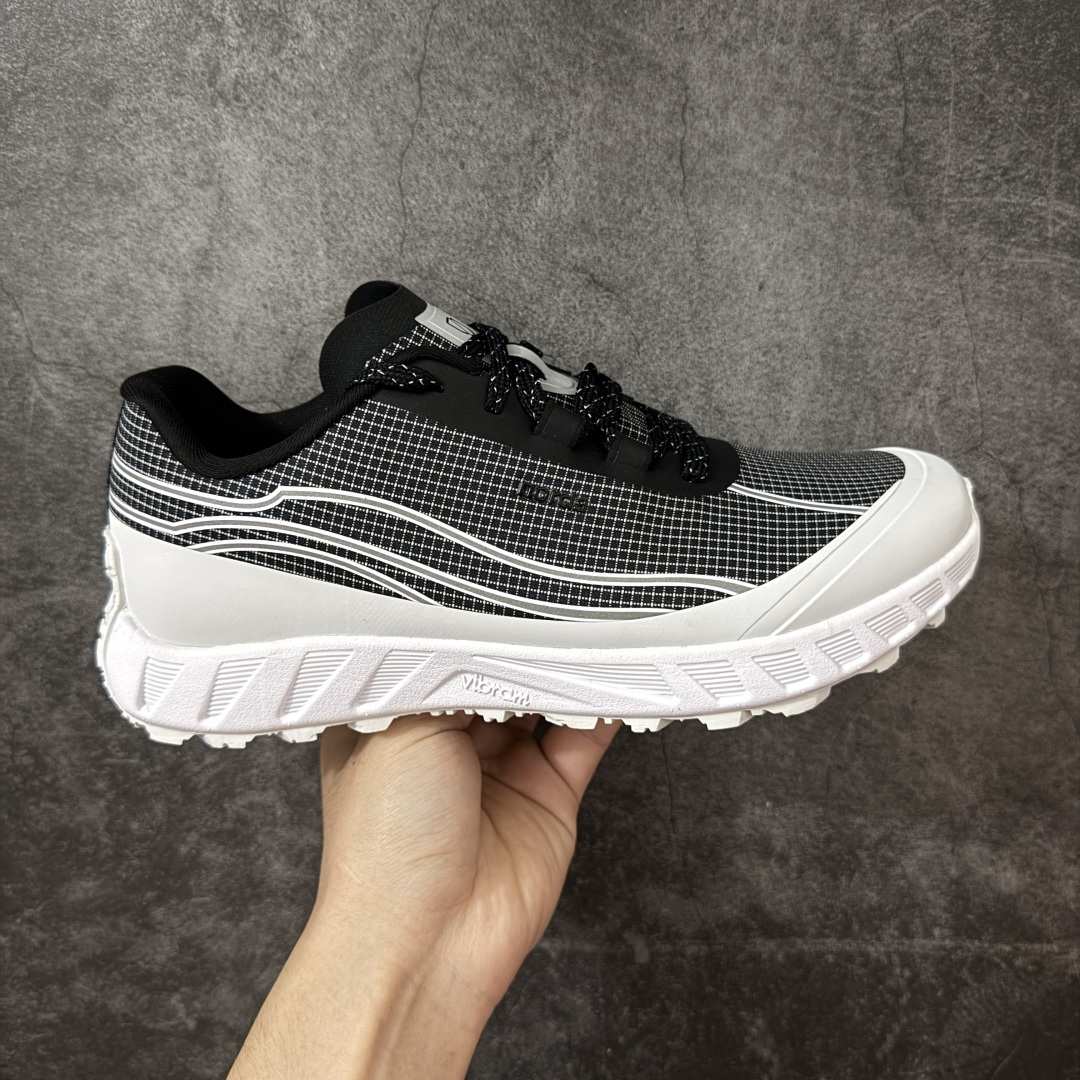 【纯原M版】诺达 NORDA 001 Sneaker0111 网面越野跑步鞋 原版原档案开发\\t(市面唯一1比1版本) 采用Dyneema鞋面(世界最强最轻纤维) VibramSLE中底和Megagrip外底 构建全方位高端性能体系4mm前后落差配合低鞋床设计提供清晰路感和灵敏反应，适合技术型terrain，5mm齿状花纹配合Megagrip橡胶提供卓越防滑性能宽楦设计适合亚洲脚型，加厚后跟海绵填充提供优秀包裹性， Dyneema材质防水耐磨带和鞋面连接最大化包裹感 LockSystem技术提供稳定锁定 尺码：36 36.5 37 38 38.5 39 40 40.5 41 42 42.5 43 44 44.5 45 46-莆田鞋