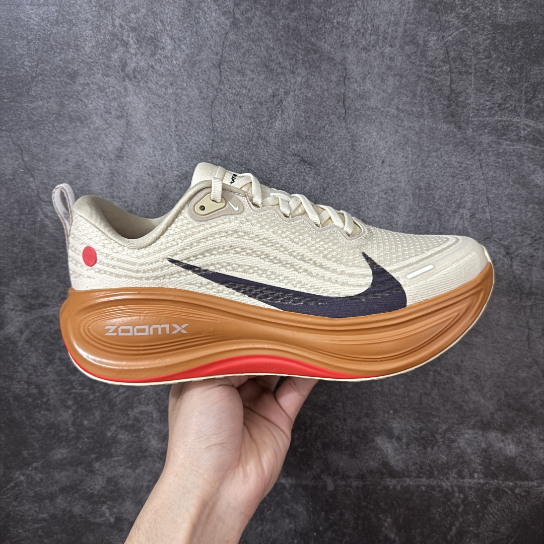 【XE纯原版】Nike Air Zoom Vomero Plus 全新科技运动跑鞋 IM6679-258    目前市场最强品质 原版购入开发 鞋面采用硅胶发泡立体印刷 临界ZOOM X泡棉超软弹大底 区别市场一体底 超高质检清洁度 一切材质配件均与原版一致 原楦原纸板开发 匹配原版98%以上 完美弧度版型 原厂鞋标 立体反光鞋盒标 鞋盒防撞海绵 高端玩家必推版本 高价零售必推版本 欢迎对比市面任意版本‼️ 这双鞋简直是时尚与科技的完美融合。 经典黑色鞋面，质感爆棚，搭配超亮眼的银色大勾子，瞬间成为街头焦点。不仅颜值在线，缓震性能更是一绝 不管是日常出街还是慢跑锻炼，都能给双脚极致舒适体验。  码数超全，39- 46 码任你选！别犹豫啦，穿上它，轻松走出潮流范，开启你的时尚运动新旅程！ 码段：39-46-选品中心