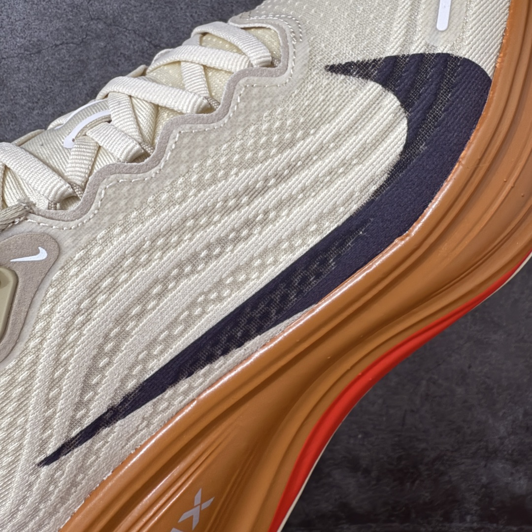 图片[4]-【XE纯原版】Nike Air Zoom Vomero Plus 全新科技运动跑鞋 IM6679-258    目前市场最强品质 原版购入开发 鞋面采用硅胶发泡立体印刷 临界ZOOM X泡棉超软弹大底 区别市场一体底 超高质检清洁度 一切材质配件均与原版一致 原楦原纸板开发 匹配原版98%以上 完美弧度版型 原厂鞋标 立体反光鞋盒标 鞋盒防撞海绵 高端玩家必推版本 高价零售必推版本 欢迎对比市面任意版本‼️ 这双鞋简直是时尚与科技的完美融合。 经典黑色鞋面，质感爆棚，搭配超亮眼的银色大勾子，瞬间成为街头焦点。不仅颜值在线，缓震性能更是一绝 不管是日常出街还是慢跑锻炼，都能给双脚极致舒适体验。  码数超全，39- 46 码任你选！别犹豫啦，穿上它，轻松走出潮流范，开启你的时尚运动新旅程！ 码段：39-46-选品中心