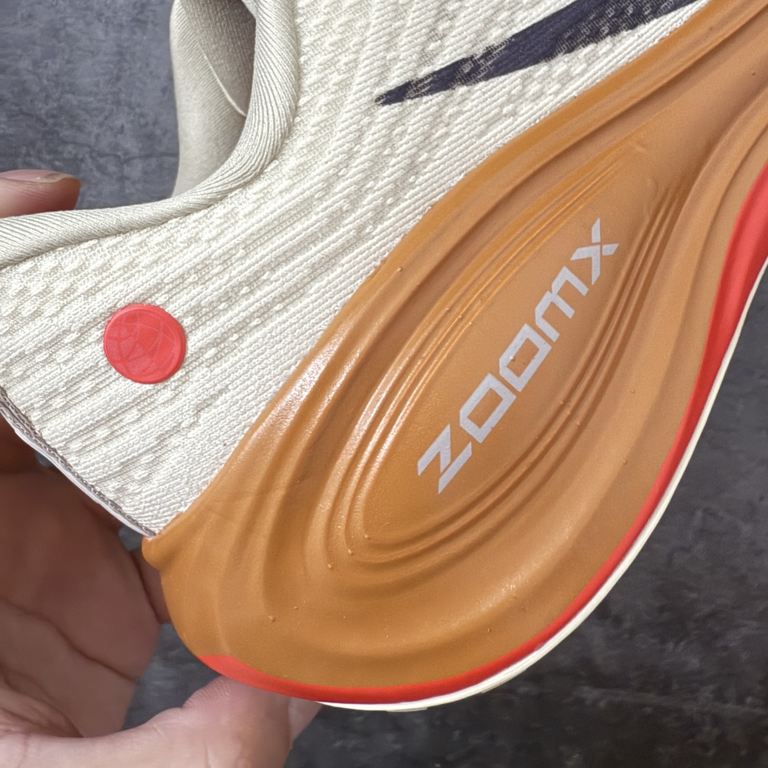 图片[3]-【XE纯原版】Nike Air Zoom Vomero Plus 全新科技运动跑鞋 IM6679-258    目前市场最强品质 原版购入开发 鞋面采用硅胶发泡立体印刷 临界ZOOM X泡棉超软弹大底 区别市场一体底 超高质检清洁度 一切材质配件均与原版一致 原楦原纸板开发 匹配原版98%以上 完美弧度版型 原厂鞋标 立体反光鞋盒标 鞋盒防撞海绵 高端玩家必推版本 高价零售必推版本 欢迎对比市面任意版本‼️ 这双鞋简直是时尚与科技的完美融合。 经典黑色鞋面，质感爆棚，搭配超亮眼的银色大勾子，瞬间成为街头焦点。不仅颜值在线，缓震性能更是一绝 不管是日常出街还是慢跑锻炼，都能给双脚极致舒适体验。  码数超全，39- 46 码任你选！别犹豫啦，穿上它，轻松走出潮流范，开启你的时尚运动新旅程！ 码段：39-46-选品中心