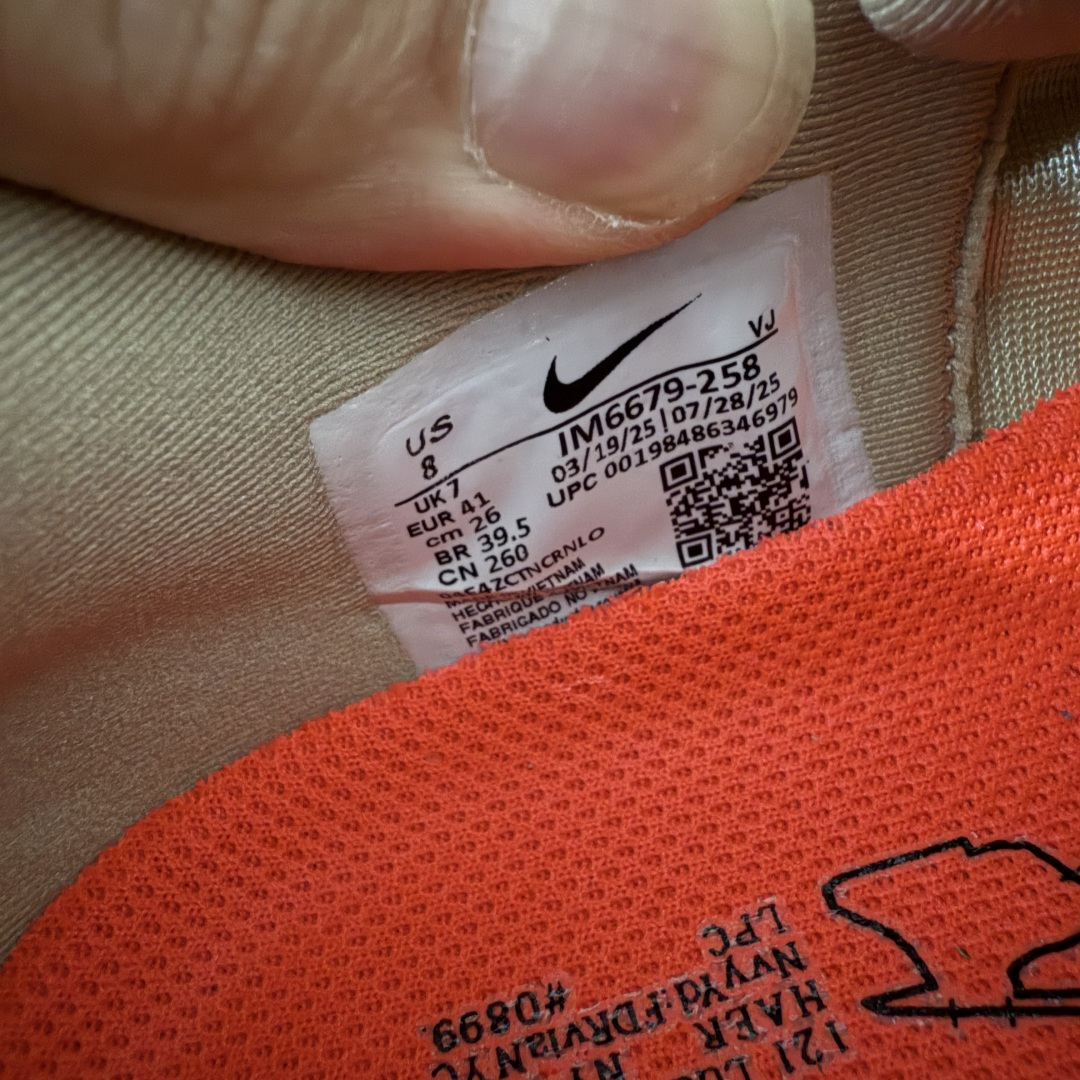 图片[7]-【XE纯原版】Nike Air Zoom Vomero Plus 全新科技运动跑鞋 IM6679-258    目前市场最强品质 原版购入开发 鞋面采用硅胶发泡立体印刷 临界ZOOM X泡棉超软弹大底 区别市场一体底 超高质检清洁度 一切材质配件均与原版一致 原楦原纸板开发 匹配原版98%以上 完美弧度版型 原厂鞋标 立体反光鞋盒标 鞋盒防撞海绵 高端玩家必推版本 高价零售必推版本 欢迎对比市面任意版本‼️ 这双鞋简直是时尚与科技的完美融合。 经典黑色鞋面，质感爆棚，搭配超亮眼的银色大勾子，瞬间成为街头焦点。不仅颜值在线，缓震性能更是一绝 不管是日常出街还是慢跑锻炼，都能给双脚极致舒适体验。  码数超全，39- 46 码任你选！别犹豫啦，穿上它，轻松走出潮流范，开启你的时尚运动新旅程！ 码段：39-46-选品中心