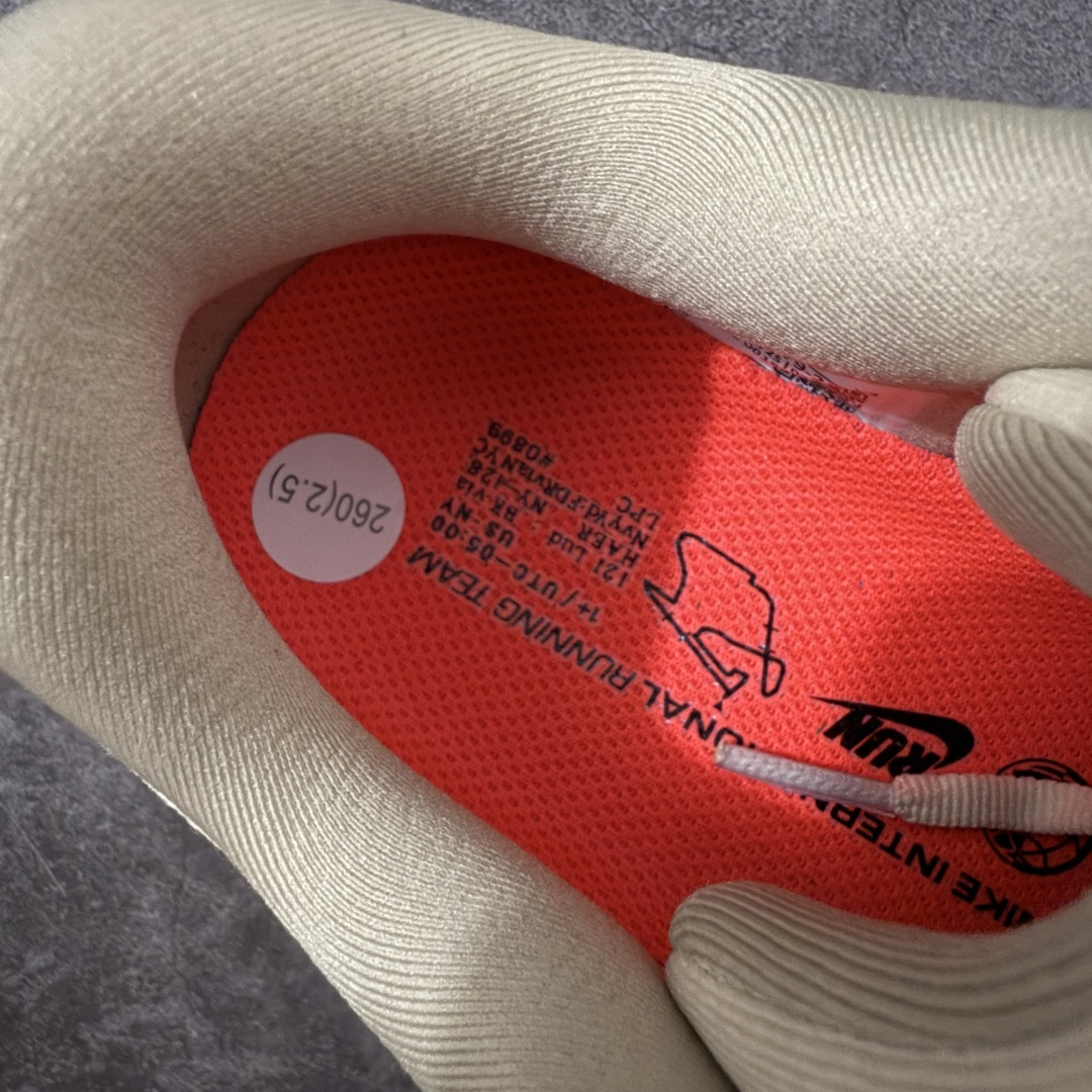 图片[8]-【XE纯原版】Nike Air Zoom Vomero Plus 全新科技运动跑鞋 IM6679-258    目前市场最强品质 原版购入开发 鞋面采用硅胶发泡立体印刷 临界ZOOM X泡棉超软弹大底 区别市场一体底 超高质检清洁度 一切材质配件均与原版一致 原楦原纸板开发 匹配原版98%以上 完美弧度版型 原厂鞋标 立体反光鞋盒标 鞋盒防撞海绵 高端玩家必推版本 高价零售必推版本 欢迎对比市面任意版本‼️ 这双鞋简直是时尚与科技的完美融合。 经典黑色鞋面，质感爆棚，搭配超亮眼的银色大勾子，瞬间成为街头焦点。不仅颜值在线，缓震性能更是一绝 不管是日常出街还是慢跑锻炼，都能给双脚极致舒适体验。  码数超全，39- 46 码任你选！别犹豫啦，穿上它，轻松走出潮流范，开启你的时尚运动新旅程！ 码段：39-46-选品中心