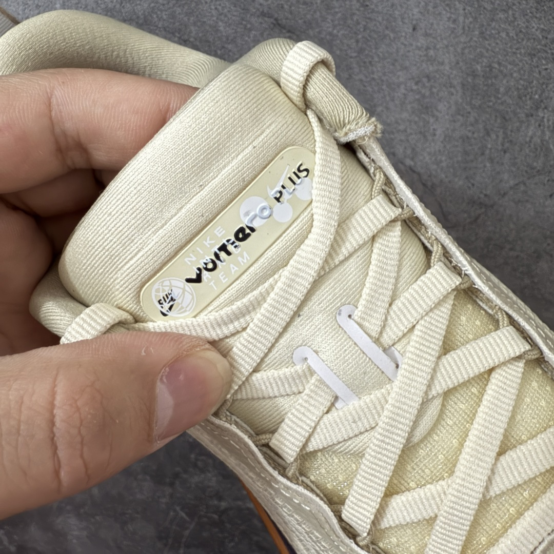 图片[6]-【XE纯原版】Nike Air Zoom Vomero Plus 全新科技运动跑鞋 IM6679-258    目前市场最强品质 原版购入开发 鞋面采用硅胶发泡立体印刷 临界ZOOM X泡棉超软弹大底 区别市场一体底 超高质检清洁度 一切材质配件均与原版一致 原楦原纸板开发 匹配原版98%以上 完美弧度版型 原厂鞋标 立体反光鞋盒标 鞋盒防撞海绵 高端玩家必推版本 高价零售必推版本 欢迎对比市面任意版本‼️ 这双鞋简直是时尚与科技的完美融合。 经典黑色鞋面，质感爆棚，搭配超亮眼的银色大勾子，瞬间成为街头焦点。不仅颜值在线，缓震性能更是一绝 不管是日常出街还是慢跑锻炼，都能给双脚极致舒适体验。  码数超全，39- 46 码任你选！别犹豫啦，穿上它，轻松走出潮流范，开启你的时尚运动新旅程！ 码段：39-46-选品中心