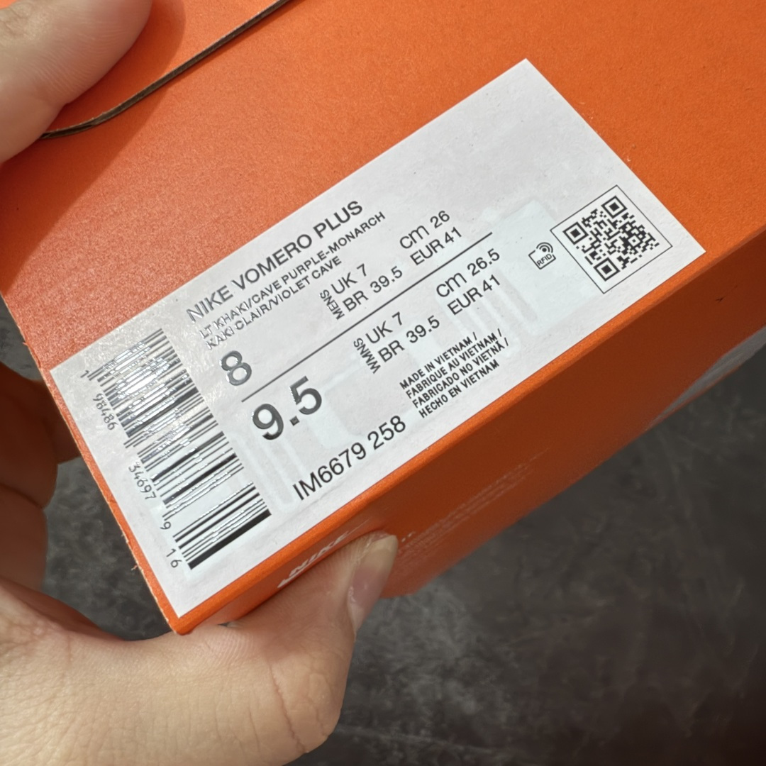 图片[10]-【XE纯原版】Nike Air Zoom Vomero Plus 全新科技运动跑鞋 IM6679-258    目前市场最强品质 原版购入开发 鞋面采用硅胶发泡立体印刷 临界ZOOM X泡棉超软弹大底 区别市场一体底 超高质检清洁度 一切材质配件均与原版一致 原楦原纸板开发 匹配原版98%以上 完美弧度版型 原厂鞋标 立体反光鞋盒标 鞋盒防撞海绵 高端玩家必推版本 高价零售必推版本 欢迎对比市面任意版本‼️ 这双鞋简直是时尚与科技的完美融合。 经典黑色鞋面，质感爆棚，搭配超亮眼的银色大勾子，瞬间成为街头焦点。不仅颜值在线，缓震性能更是一绝 不管是日常出街还是慢跑锻炼，都能给双脚极致舒适体验。  码数超全，39- 46 码任你选！别犹豫啦，穿上它，轻松走出潮流范，开启你的时尚运动新旅程！ 码段：39-46-选品中心