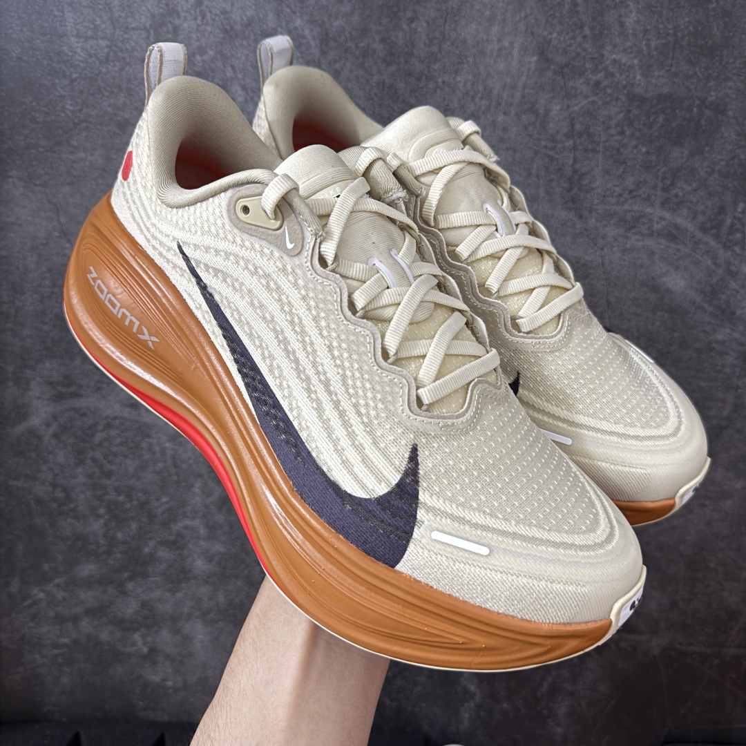 【XE纯原版】Nike Air Zoom Vomero Plus 全新科技运动跑鞋 IM6679-258    目前市场最强品质 原版购入开发 鞋面采用硅胶发泡立体印刷 临界ZOOM X泡棉超软弹大底 区别市场一体底 超高质检清洁度 一切材质配件均与原版一致 原楦原纸板开发 匹配原版98%以上 完美弧度版型 原厂鞋标 立体反光鞋盒标 鞋盒防撞海绵 高端玩家必推版本 高价零售必推版本 欢迎对比市面任意版本‼️ 这双鞋简直是时尚与科技的完美融合。 经典黑色鞋面，质感爆棚，搭配超亮眼的银色大勾子，瞬间成为街头焦点。不仅颜值在线，缓震性能更是一绝 不管是日常出街还是慢跑锻炼，都能给双脚极致舒适体验。  码数超全，39- 46 码任你选！别犹豫啦，穿上它，轻松走出潮流范，开启你的时尚运动新旅程！ 码段：39-46-选品中心