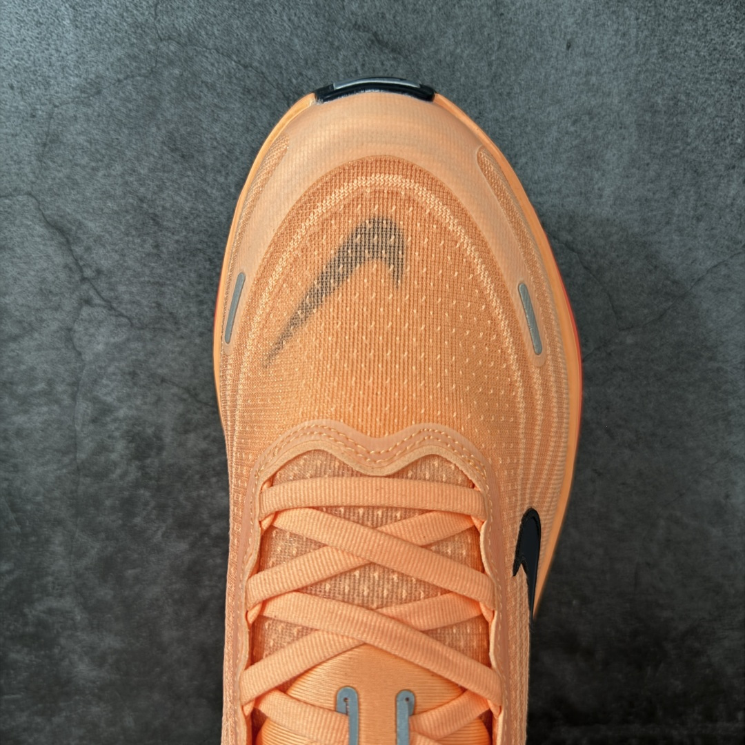 图片[5]-【DF纯原版】Nike Air Zoom Vomero Plus 全新科技运动跑鞋 HV8150-801    市场顶级版本 原版购入开发 鞋面采用硅胶发泡立体印刷 临界ZOOM X泡棉超软弹大底 区别市场一体底 超高质检清洁度 一切材质配件均与原版一致 原楦原纸板开发 匹配原版98%以上 完美弧度版型 原厂鞋标 高端玩家必推版本 高价零售必推版本 这双鞋简直是时尚与科技的完美融合。 经典黑色鞋面，质感爆棚，搭配超亮眼的银色大勾子，瞬间成为街头焦点。不仅颜值在线，缓震性能更是一绝 不管是日常出街还是慢跑锻炼，都能给双脚极致舒适体验。 码段：36-45-选品中心