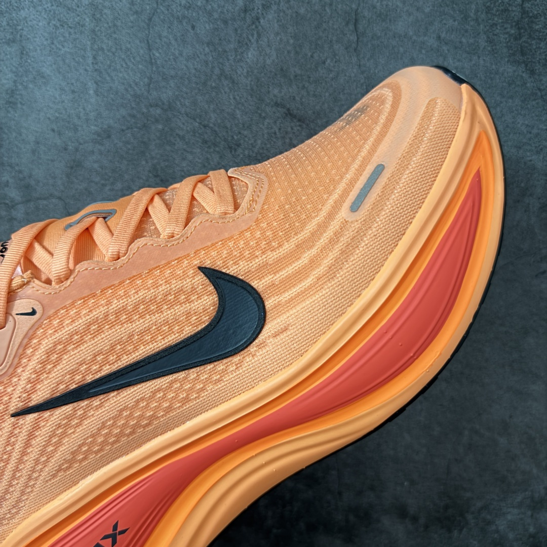 图片[6]-【DF纯原版】Nike Air Zoom Vomero Plus 全新科技运动跑鞋 HV8150-801    市场顶级版本 原版购入开发 鞋面采用硅胶发泡立体印刷 临界ZOOM X泡棉超软弹大底 区别市场一体底 超高质检清洁度 一切材质配件均与原版一致 原楦原纸板开发 匹配原版98%以上 完美弧度版型 原厂鞋标 高端玩家必推版本 高价零售必推版本 这双鞋简直是时尚与科技的完美融合。 经典黑色鞋面，质感爆棚，搭配超亮眼的银色大勾子，瞬间成为街头焦点。不仅颜值在线，缓震性能更是一绝 不管是日常出街还是慢跑锻炼，都能给双脚极致舒适体验。 码段：36-45-选品中心