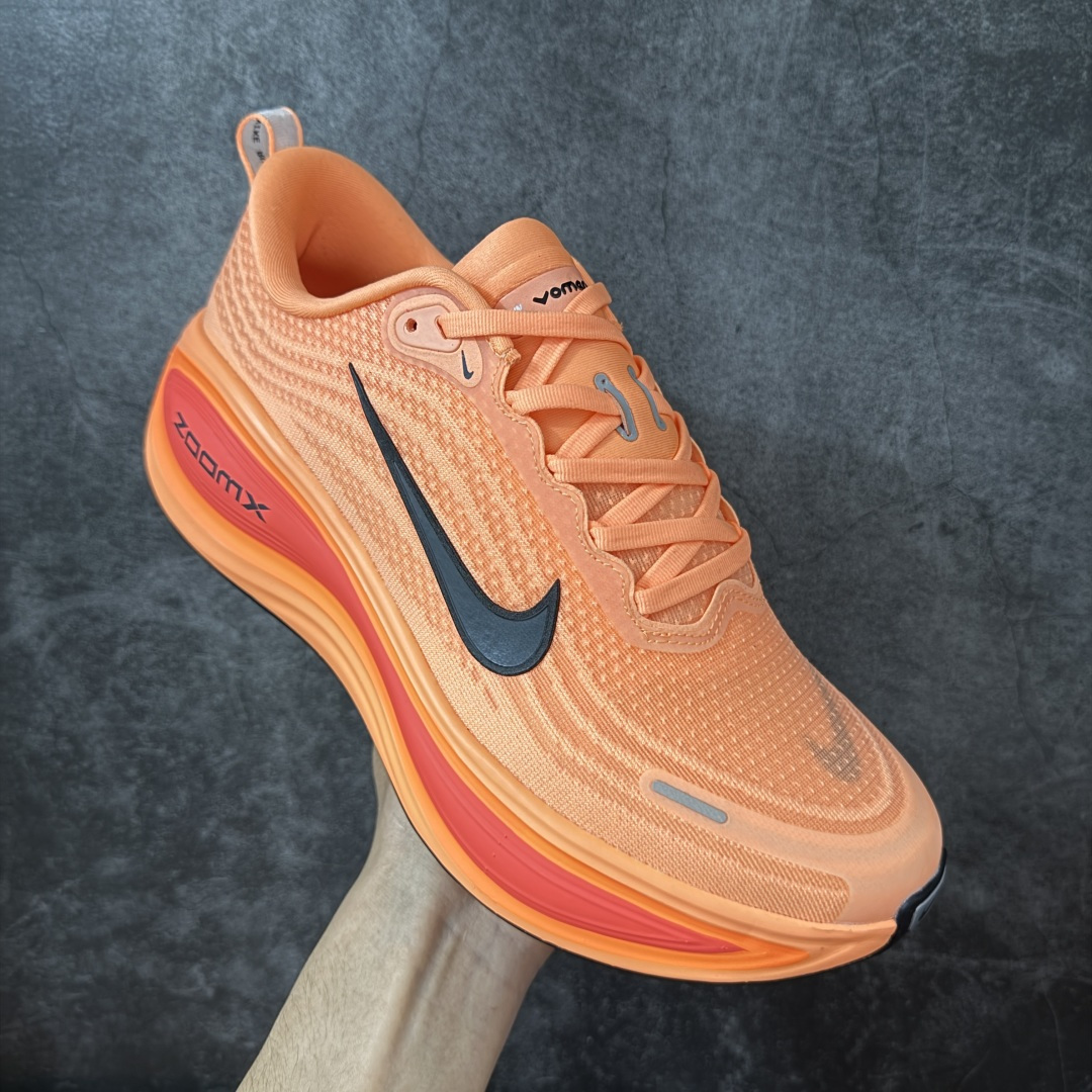 图片[3]-【DF纯原版】Nike Air Zoom Vomero Plus 全新科技运动跑鞋 HV8150-801    市场顶级版本 原版购入开发 鞋面采用硅胶发泡立体印刷 临界ZOOM X泡棉超软弹大底 区别市场一体底 超高质检清洁度 一切材质配件均与原版一致 原楦原纸板开发 匹配原版98%以上 完美弧度版型 原厂鞋标 高端玩家必推版本 高价零售必推版本 这双鞋简直是时尚与科技的完美融合。 经典黑色鞋面，质感爆棚，搭配超亮眼的银色大勾子，瞬间成为街头焦点。不仅颜值在线，缓震性能更是一绝 不管是日常出街还是慢跑锻炼，都能给双脚极致舒适体验。 码段：36-45-选品中心