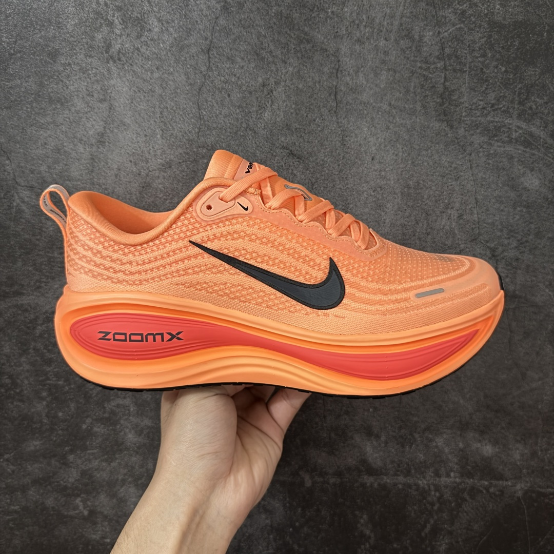 【DF纯原版】Nike Air Zoom Vomero Plus 全新科技运动跑鞋 HV8150-801    市场顶级版本 原版购入开发 鞋面采用硅胶发泡立体印刷 临界ZOOM X泡棉超软弹大底 区别市场一体底 超高质检清洁度 一切材质配件均与原版一致 原楦原纸板开发 匹配原版98%以上 完美弧度版型 原厂鞋标 高端玩家必推版本 高价零售必推版本 这双鞋简直是时尚与科技的完美融合。 经典黑色鞋面，质感爆棚，搭配超亮眼的银色大勾子，瞬间成为街头焦点。不仅颜值在线，缓震性能更是一绝 不管是日常出街还是慢跑锻炼，都能给双脚极致舒适体验。 码段：36-45-选品中心