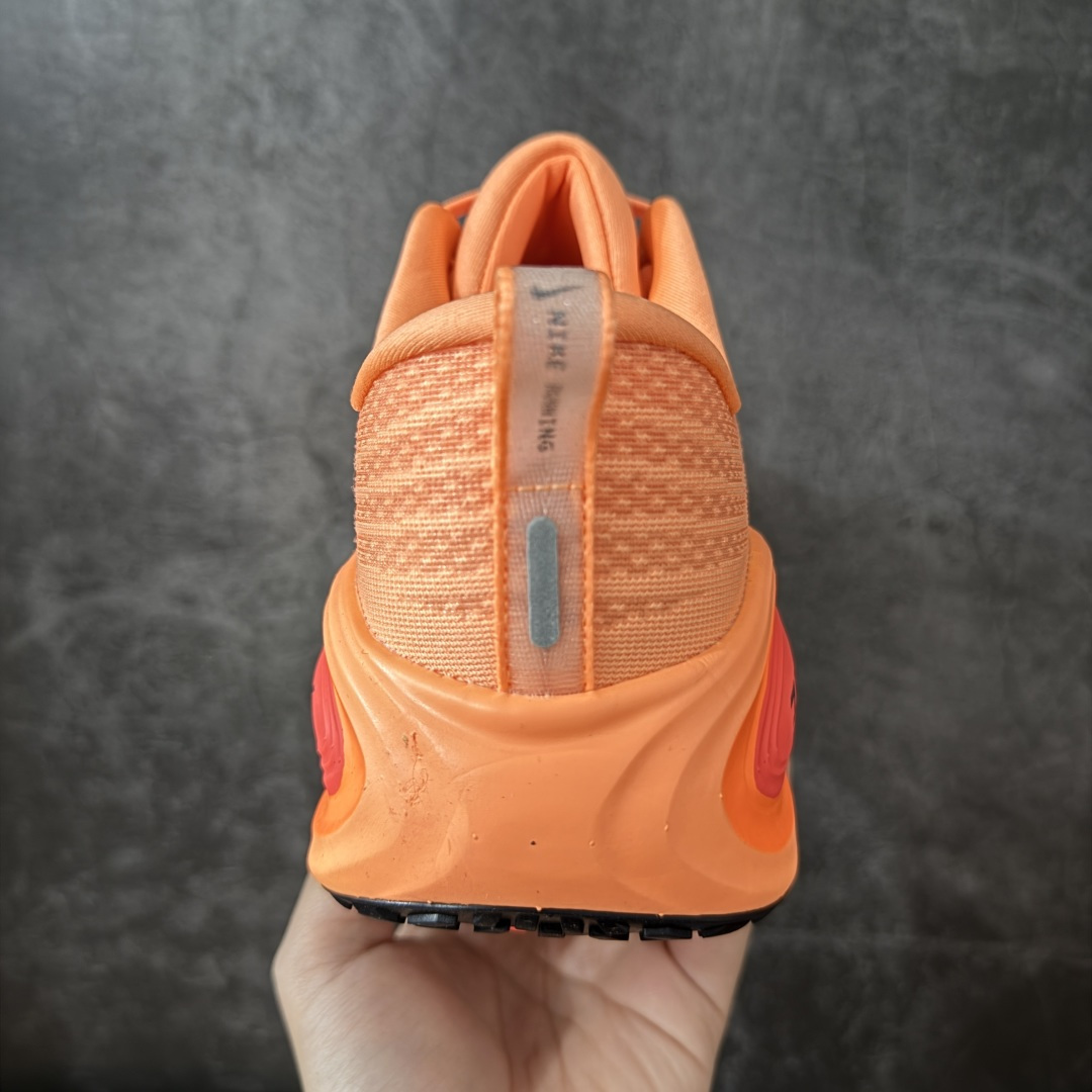 图片[4]-【DF纯原版】Nike Air Zoom Vomero Plus 全新科技运动跑鞋 HV8150-801    市场顶级版本 原版购入开发 鞋面采用硅胶发泡立体印刷 临界ZOOM X泡棉超软弹大底 区别市场一体底 超高质检清洁度 一切材质配件均与原版一致 原楦原纸板开发 匹配原版98%以上 完美弧度版型 原厂鞋标 高端玩家必推版本 高价零售必推版本 这双鞋简直是时尚与科技的完美融合。 经典黑色鞋面，质感爆棚，搭配超亮眼的银色大勾子，瞬间成为街头焦点。不仅颜值在线，缓震性能更是一绝 不管是日常出街还是慢跑锻炼，都能给双脚极致舒适体验。 码段：36-45-选品中心