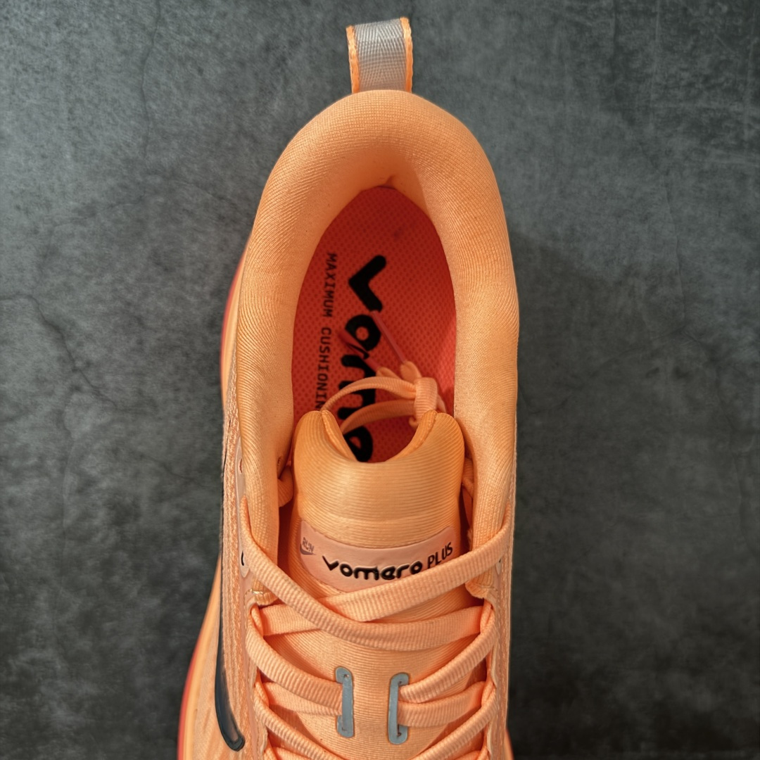 图片[8]-【DF纯原版】Nike Air Zoom Vomero Plus 全新科技运动跑鞋 HV8150-801    市场顶级版本 原版购入开发 鞋面采用硅胶发泡立体印刷 临界ZOOM X泡棉超软弹大底 区别市场一体底 超高质检清洁度 一切材质配件均与原版一致 原楦原纸板开发 匹配原版98%以上 完美弧度版型 原厂鞋标 高端玩家必推版本 高价零售必推版本 这双鞋简直是时尚与科技的完美融合。 经典黑色鞋面，质感爆棚，搭配超亮眼的银色大勾子，瞬间成为街头焦点。不仅颜值在线，缓震性能更是一绝 不管是日常出街还是慢跑锻炼，都能给双脚极致舒适体验。 码段：36-45-选品中心
