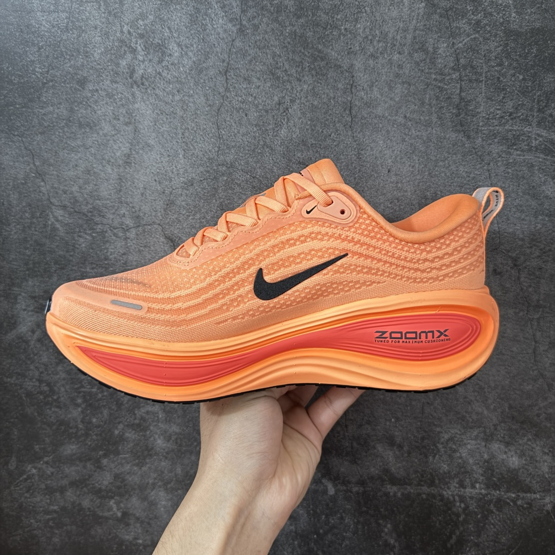 图片[2]-【DF纯原版】Nike Air Zoom Vomero Plus 全新科技运动跑鞋 HV8150-801    市场顶级版本 原版购入开发 鞋面采用硅胶发泡立体印刷 临界ZOOM X泡棉超软弹大底 区别市场一体底 超高质检清洁度 一切材质配件均与原版一致 原楦原纸板开发 匹配原版98%以上 完美弧度版型 原厂鞋标 高端玩家必推版本 高价零售必推版本 这双鞋简直是时尚与科技的完美融合。 经典黑色鞋面，质感爆棚，搭配超亮眼的银色大勾子，瞬间成为街头焦点。不仅颜值在线，缓震性能更是一绝 不管是日常出街还是慢跑锻炼，都能给双脚极致舒适体验。 码段：36-45-选品中心