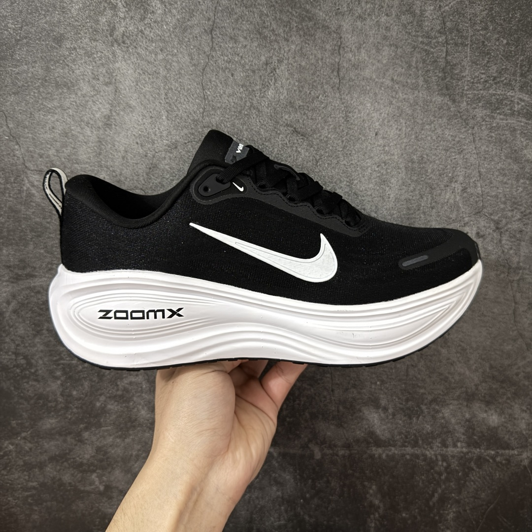 【DF纯原版】Nike Air Zoom Vomero Plus 全新科技运动跑鞋 HV8150-002    市场顶级版本 原版购入开发 鞋面采用硅胶发泡立体印刷 临界ZOOM X泡棉超软弹大底 区别市场一体底 超高质检清洁度 一切材质配件均与原版一致 原楦原纸板开发 匹配原版98%以上 完美弧度版型 原厂鞋标 高端玩家必推版本 高价零售必推版本 这双鞋简直是时尚与科技的完美融合。 经典黑色鞋面，质感爆棚，搭配超亮眼的银色大勾子，瞬间成为街头焦点。不仅颜值在线，缓震性能更是一绝 不管是日常出街还是慢跑锻炼，都能给双脚极致舒适体验。 码段：36-45-选品中心
