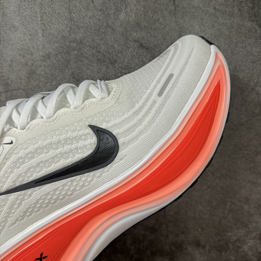 图片[6]-【DF纯原版】Nike Air Zoom Vomero Plus 全新科技运动跑鞋 HV8150-100    市场顶级版本 原版购入开发 鞋面采用硅胶发泡立体印刷 临界ZOOM X泡棉超软弹大底 区别市场一体底 超高质检清洁度 一切材质配件均与原版一致 原楦原纸板开发 匹配原版98%以上 完美弧度版型 原厂鞋标 高端玩家必推版本 高价零售必推版本 这双鞋简直是时尚与科技的完美融合。 经典黑色鞋面，质感爆棚，搭配超亮眼的银色大勾子，瞬间成为街头焦点。不仅颜值在线，缓震性能更是一绝 不管是日常出街还是慢跑锻炼，都能给双脚极致舒适体验。 码段：36-45-选品中心
