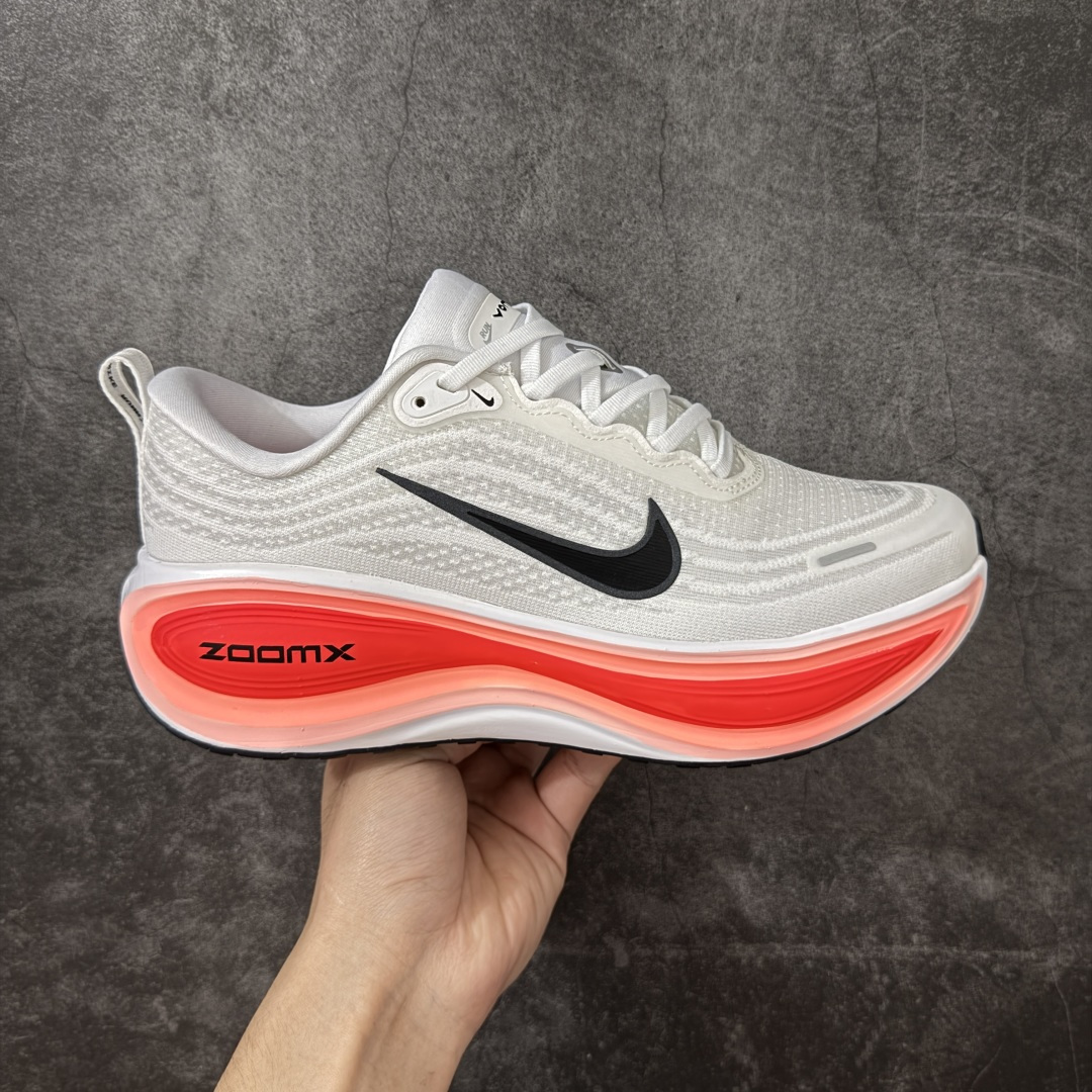 【DF纯原版】Nike Air Zoom Vomero Plus 全新科技运动跑鞋 HV8150-100    市场顶级版本 原版购入开发 鞋面采用硅胶发泡立体印刷 临界ZOOM X泡棉超软弹大底 区别市场一体底 超高质检清洁度 一切材质配件均与原版一致 原楦原纸板开发 匹配原版98%以上 完美弧度版型 原厂鞋标 高端玩家必推版本 高价零售必推版本 这双鞋简直是时尚与科技的完美融合。 经典黑色鞋面，质感爆棚，搭配超亮眼的银色大勾子，瞬间成为街头焦点。不仅颜值在线，缓震性能更是一绝 不管是日常出街还是慢跑锻炼，都能给双脚极致舒适体验。 码段：36-45-选品中心