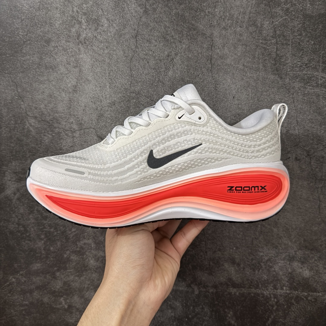 图片[2]-【DF纯原版】Nike Air Zoom Vomero Plus 全新科技运动跑鞋 HV8150-100    市场顶级版本 原版购入开发 鞋面采用硅胶发泡立体印刷 临界ZOOM X泡棉超软弹大底 区别市场一体底 超高质检清洁度 一切材质配件均与原版一致 原楦原纸板开发 匹配原版98%以上 完美弧度版型 原厂鞋标 高端玩家必推版本 高价零售必推版本 这双鞋简直是时尚与科技的完美融合。 经典黑色鞋面，质感爆棚，搭配超亮眼的银色大勾子，瞬间成为街头焦点。不仅颜值在线，缓震性能更是一绝 不管是日常出街还是慢跑锻炼，都能给双脚极致舒适体验。 码段：36-45-选品中心