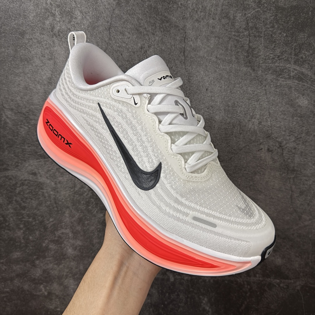 图片[3]-【DF纯原版】Nike Air Zoom Vomero Plus 全新科技运动跑鞋 HV8150-100    市场顶级版本 原版购入开发 鞋面采用硅胶发泡立体印刷 临界ZOOM X泡棉超软弹大底 区别市场一体底 超高质检清洁度 一切材质配件均与原版一致 原楦原纸板开发 匹配原版98%以上 完美弧度版型 原厂鞋标 高端玩家必推版本 高价零售必推版本 这双鞋简直是时尚与科技的完美融合。 经典黑色鞋面，质感爆棚，搭配超亮眼的银色大勾子，瞬间成为街头焦点。不仅颜值在线，缓震性能更是一绝 不管是日常出街还是慢跑锻炼，都能给双脚极致舒适体验。 码段：36-45-选品中心