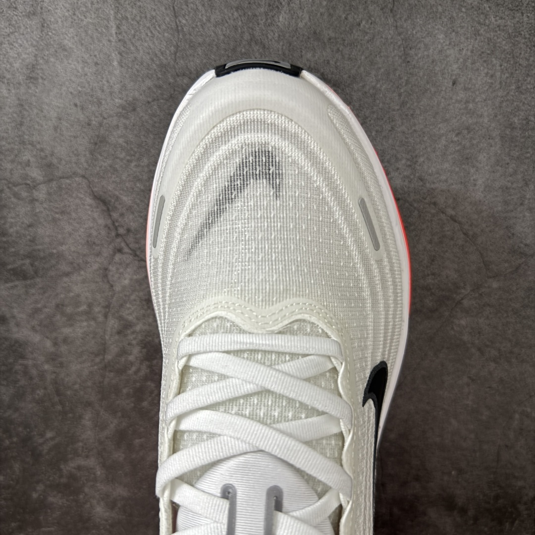 图片[5]-【DF纯原版】Nike Air Zoom Vomero Plus 全新科技运动跑鞋 HV8150-100    市场顶级版本 原版购入开发 鞋面采用硅胶发泡立体印刷 临界ZOOM X泡棉超软弹大底 区别市场一体底 超高质检清洁度 一切材质配件均与原版一致 原楦原纸板开发 匹配原版98%以上 完美弧度版型 原厂鞋标 高端玩家必推版本 高价零售必推版本 这双鞋简直是时尚与科技的完美融合。 经典黑色鞋面，质感爆棚，搭配超亮眼的银色大勾子，瞬间成为街头焦点。不仅颜值在线，缓震性能更是一绝 不管是日常出街还是慢跑锻炼，都能给双脚极致舒适体验。 码段：36-45-选品中心