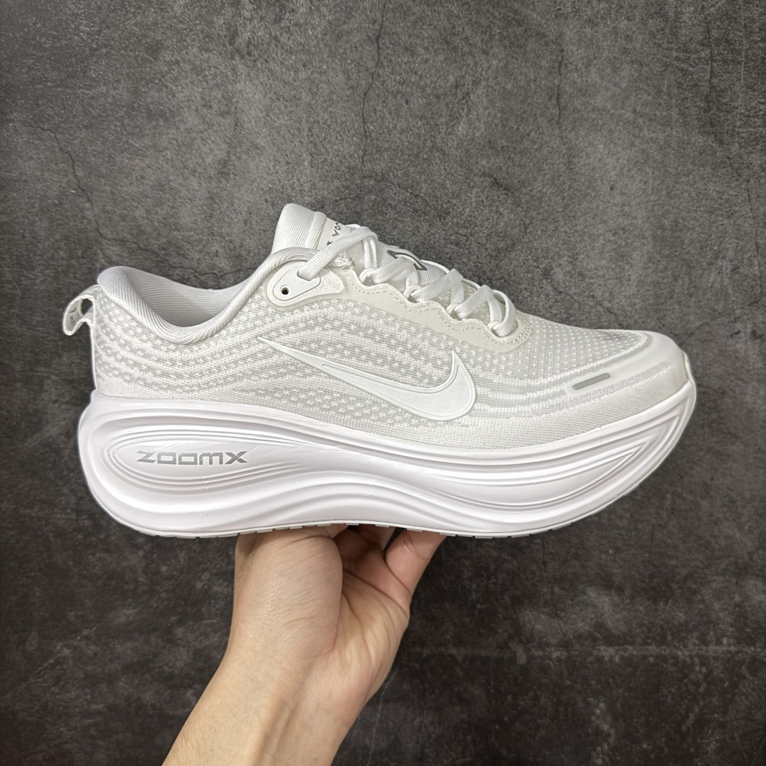 【DF纯原版】Nike Air Zoom Vomero Plus 全新科技运动跑鞋 HV8150-102    市场顶级版本 原版购入开发 鞋面采用硅胶发泡立体印刷 临界ZOOM X泡棉超软弹大底 区别市场一体底 超高质检清洁度 一切材质配件均与原版一致 原楦原纸板开发 匹配原版98%以上 完美弧度版型 原厂鞋标 高端玩家必推版本 高价零售必推版本 这双鞋简直是时尚与科技的完美融合。 经典黑色鞋面，质感爆棚，搭配超亮眼的银色大勾子，瞬间成为街头焦点。不仅颜值在线，缓震性能更是一绝 不管是日常出街还是慢跑锻炼，都能给双脚极致舒适体验。 码段：36-45-选品中心