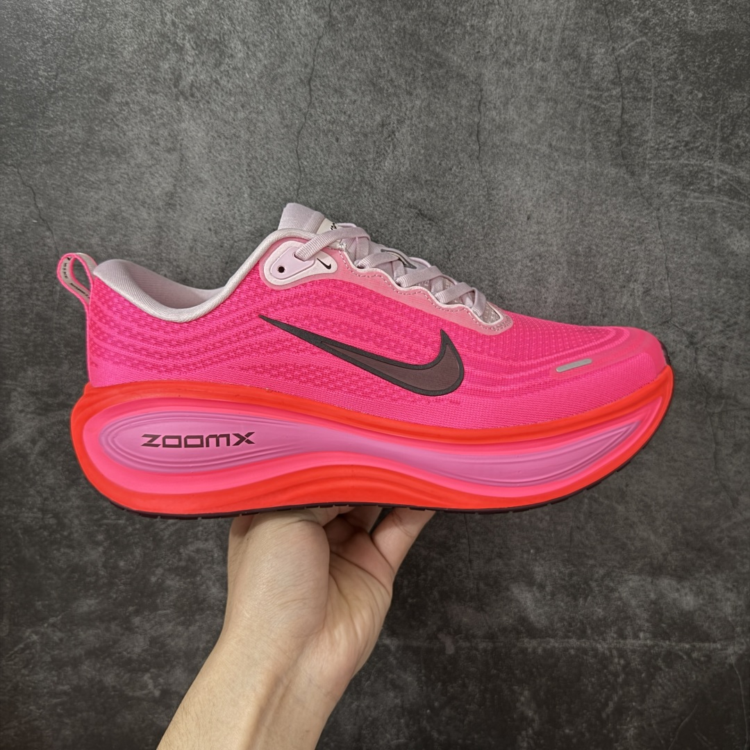 【DF纯原版】Nike Air Zoom Vomero Plus 全新科技运动跑鞋 HV8154-604    市场顶级版本 原版购入开发 鞋面采用硅胶发泡立体印刷 临界ZOOM X泡棉超软弹大底 区别市场一体底 超高质检清洁度 一切材质配件均与原版一致 原楦原纸板开发 匹配原版98%以上 完美弧度版型 原厂鞋标 高端玩家必推版本 高价零售必推版本 这双鞋简直是时尚与科技的完美融合。 经典黑色鞋面，质感爆棚，搭配超亮眼的银色大勾子，瞬间成为街头焦点。不仅颜值在线，缓震性能更是一绝 不管是日常出街还是慢跑锻炼，都能给双脚极致舒适体验。 码段：36-45-选品中心