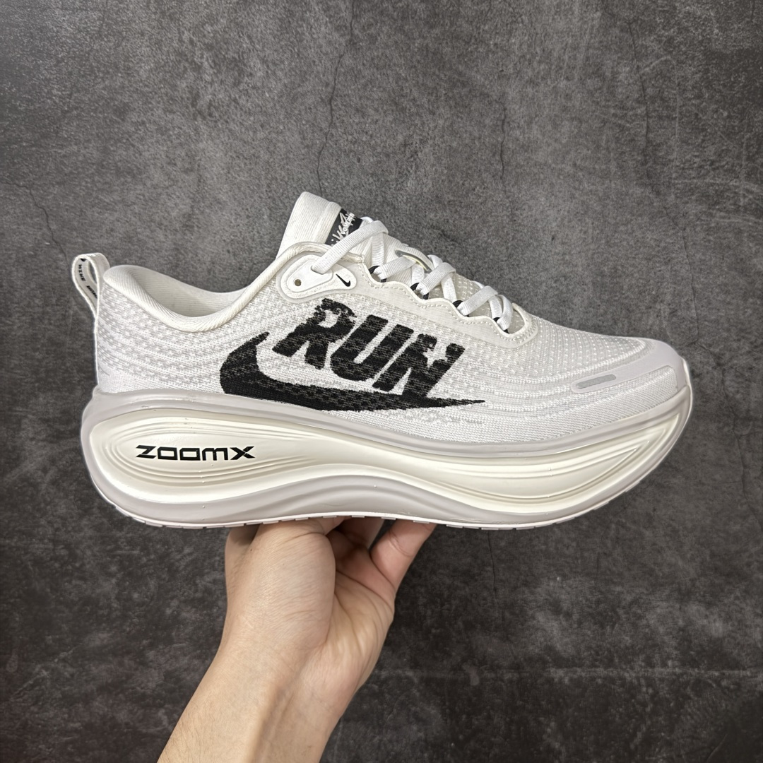 【DF纯原版】Nike Air Zoom Vomero Plus 全新科技运动跑鞋 IH2268-100    市场顶级版本 原版购入开发 鞋面采用硅胶发泡立体印刷 临界ZOOM X泡棉超软弹大底 区别市场一体底 超高质检清洁度 一切材质配件均与原版一致 原楦原纸板开发 匹配原版98%以上 完美弧度版型 原厂鞋标 高端玩家必推版本 高价零售必推版本 这双鞋简直是时尚与科技的完美融合。 经典黑色鞋面，质感爆棚，搭配超亮眼的银色大勾子，瞬间成为街头焦点。不仅颜值在线，缓震性能更是一绝 不管是日常出街还是慢跑锻炼，都能给双脚极致舒适体验。 码段：36-45-选品中心