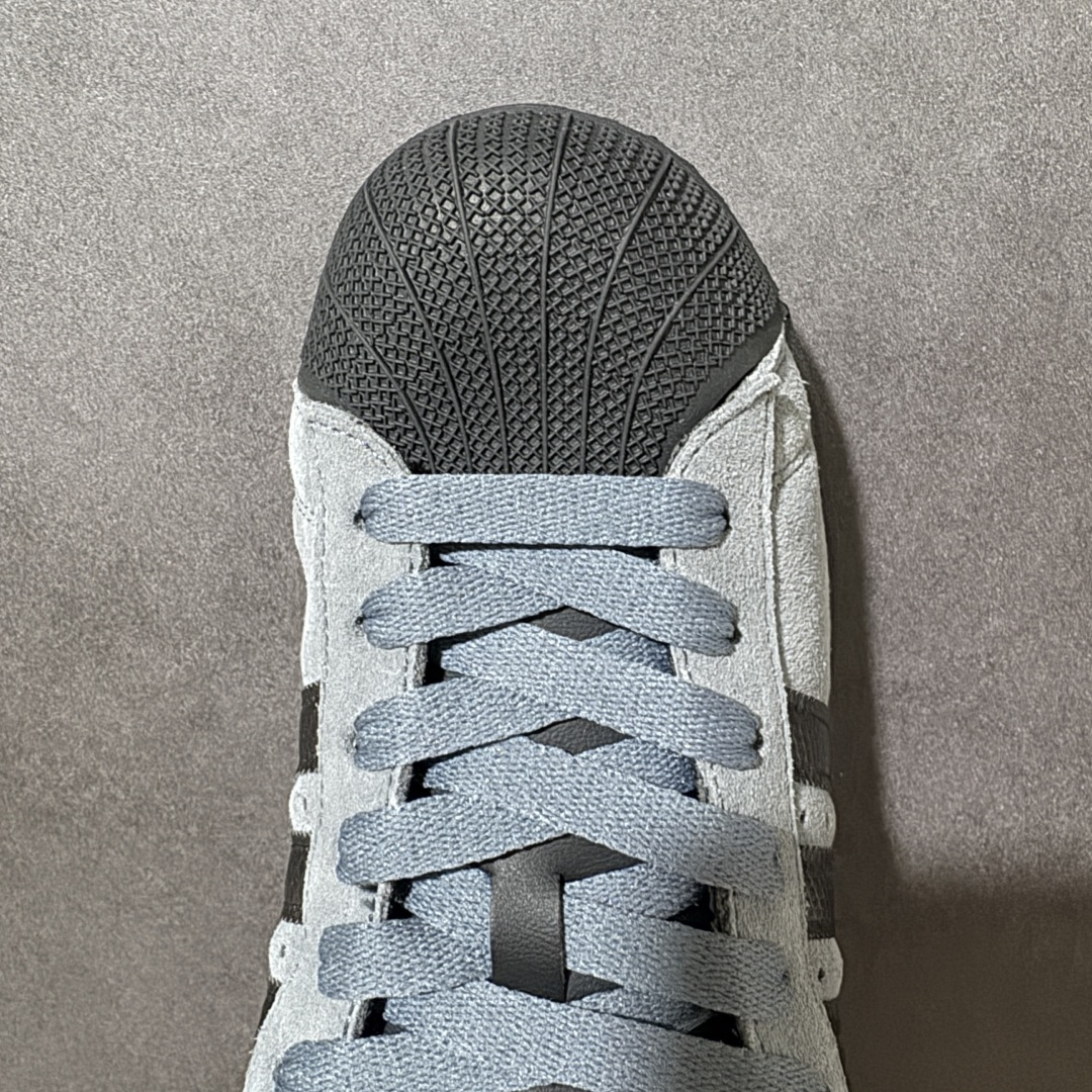 图片[5]-【H11顶级头层版】adidas originals Superstar 2 贝壳头 简约经典 舒适时尚 复古板鞋 男女同款 黑白 货号：JH7697 全新升级版 皮料改进至头层原厂皮 原盒 原底原料 开模打造 原厂织唛鞋标 高精密准度 原楦原纸板开发 匹配原版98%以上 后跟垫棉独家呈现 反口里弧度正确 原厂鞋垫 背胶 后跟电绣针数 与正品一致 原厂皮料 原厂车缝线 质感无敌 皮料切割干净 无任何毛边 清洁度细节完美 进口港宝加持 后跟自然饱满 还原公司包裹性 鞋面采用原装数据贴合技术 全方位贴合包裹脚型 鞋跟部鞋底牵引设计 提供强大的抓地性能 更适应不同实战场地路面 尺码：35.5 36 36.5 37.5 38 38.5 39 40 40.5 41 42 42.5 43 44 45-莆田鞋