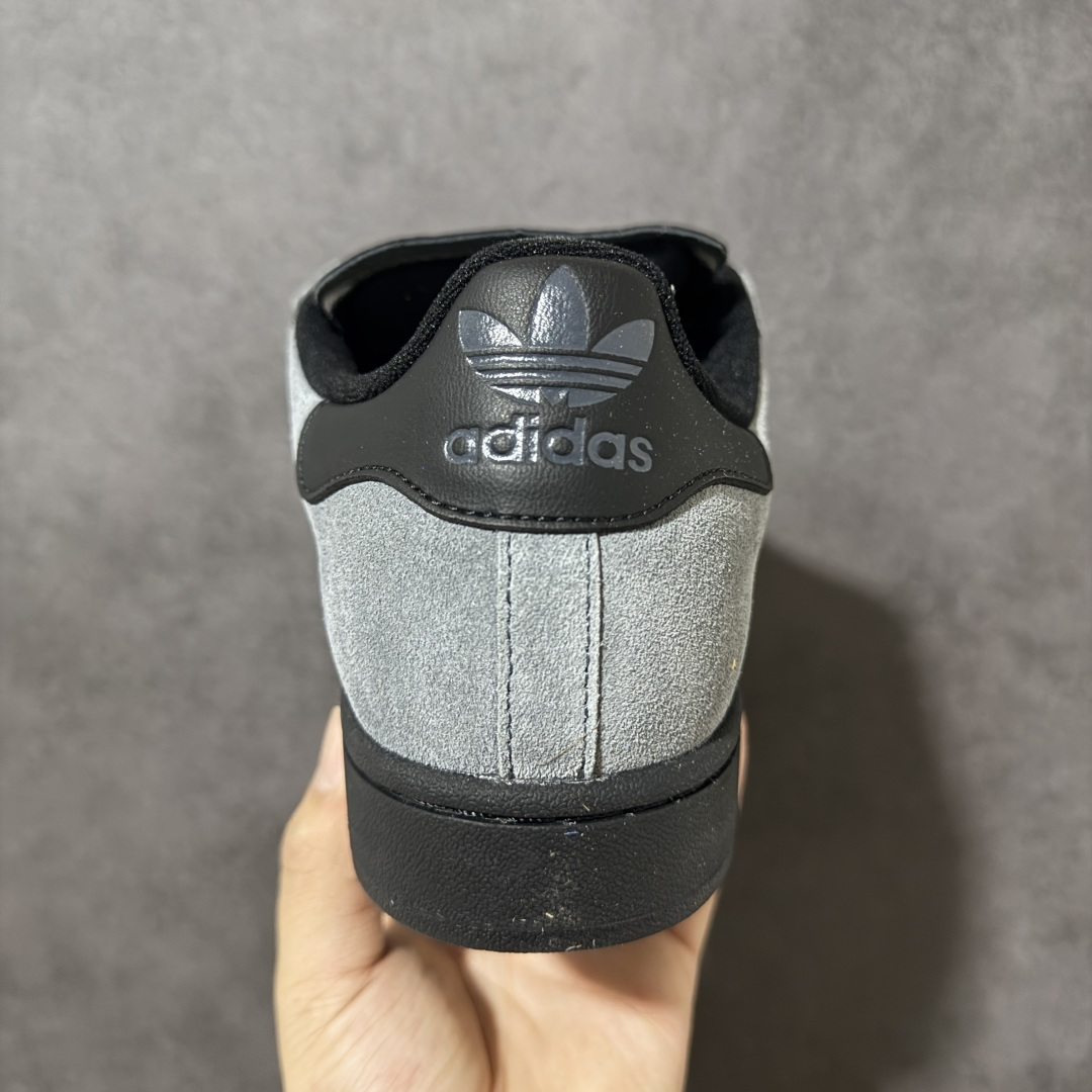 图片[4]-【H11顶级头层版】adidas originals Superstar 2 贝壳头 简约经典 舒适时尚 复古板鞋 男女同款 黑白 货号：JH7697 全新升级版 皮料改进至头层原厂皮 原盒 原底原料 开模打造 原厂织唛鞋标 高精密准度 原楦原纸板开发 匹配原版98%以上 后跟垫棉独家呈现 反口里弧度正确 原厂鞋垫 背胶 后跟电绣针数 与正品一致 原厂皮料 原厂车缝线 质感无敌 皮料切割干净 无任何毛边 清洁度细节完美 进口港宝加持 后跟自然饱满 还原公司包裹性 鞋面采用原装数据贴合技术 全方位贴合包裹脚型 鞋跟部鞋底牵引设计 提供强大的抓地性能 更适应不同实战场地路面 尺码：35.5 36 36.5 37.5 38 38.5 39 40 40.5 41 42 42.5 43 44 45-莆田鞋