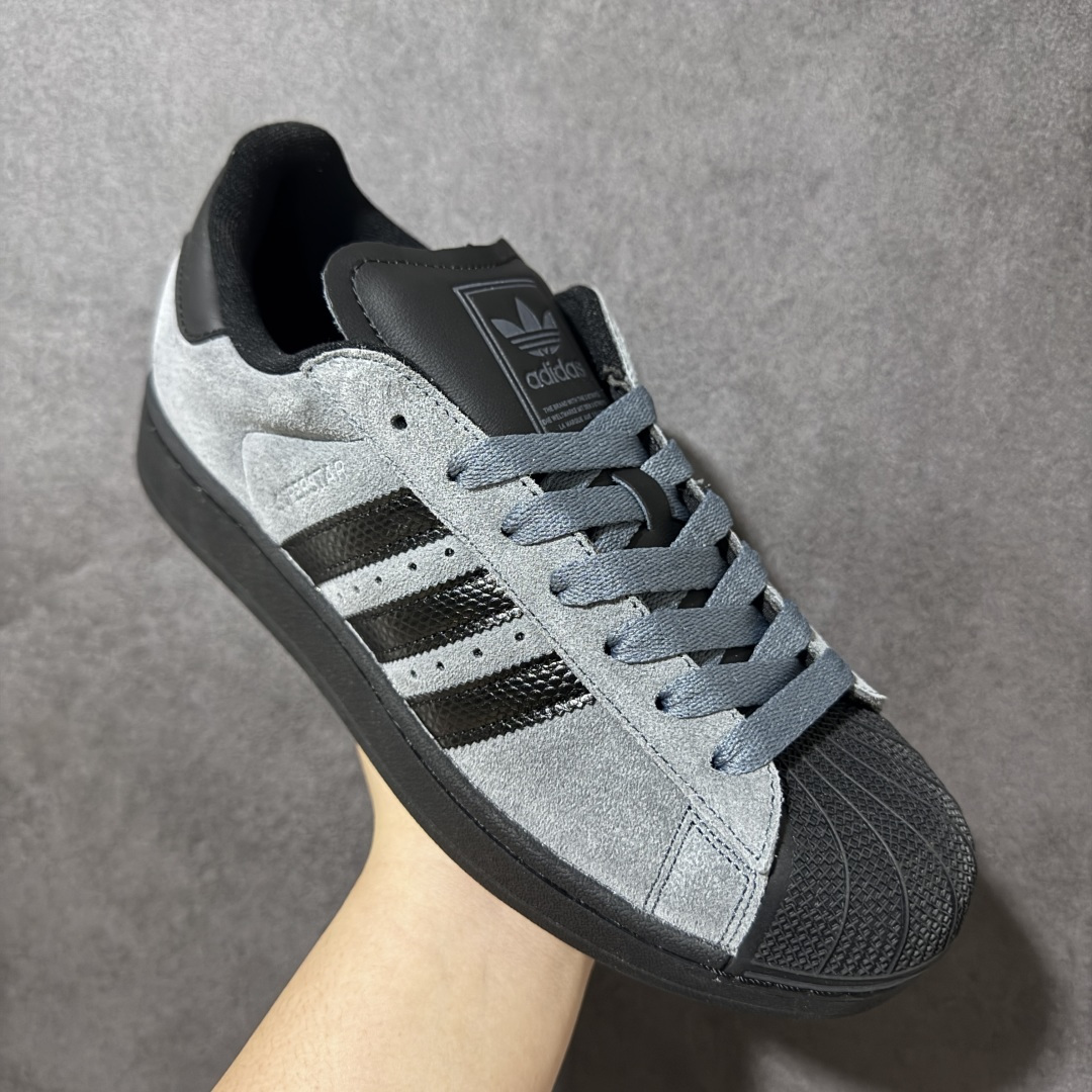 图片[3]-【H11顶级头层版】adidas originals Superstar 2 贝壳头 简约经典 舒适时尚 复古板鞋 男女同款 黑白 货号：JH7697 全新升级版 皮料改进至头层原厂皮 原盒 原底原料 开模打造 原厂织唛鞋标 高精密准度 原楦原纸板开发 匹配原版98%以上 后跟垫棉独家呈现 反口里弧度正确 原厂鞋垫 背胶 后跟电绣针数 与正品一致 原厂皮料 原厂车缝线 质感无敌 皮料切割干净 无任何毛边 清洁度细节完美 进口港宝加持 后跟自然饱满 还原公司包裹性 鞋面采用原装数据贴合技术 全方位贴合包裹脚型 鞋跟部鞋底牵引设计 提供强大的抓地性能 更适应不同实战场地路面 尺码：35.5 36 36.5 37.5 38 38.5 39 40 40.5 41 42 42.5 43 44 45-莆田鞋