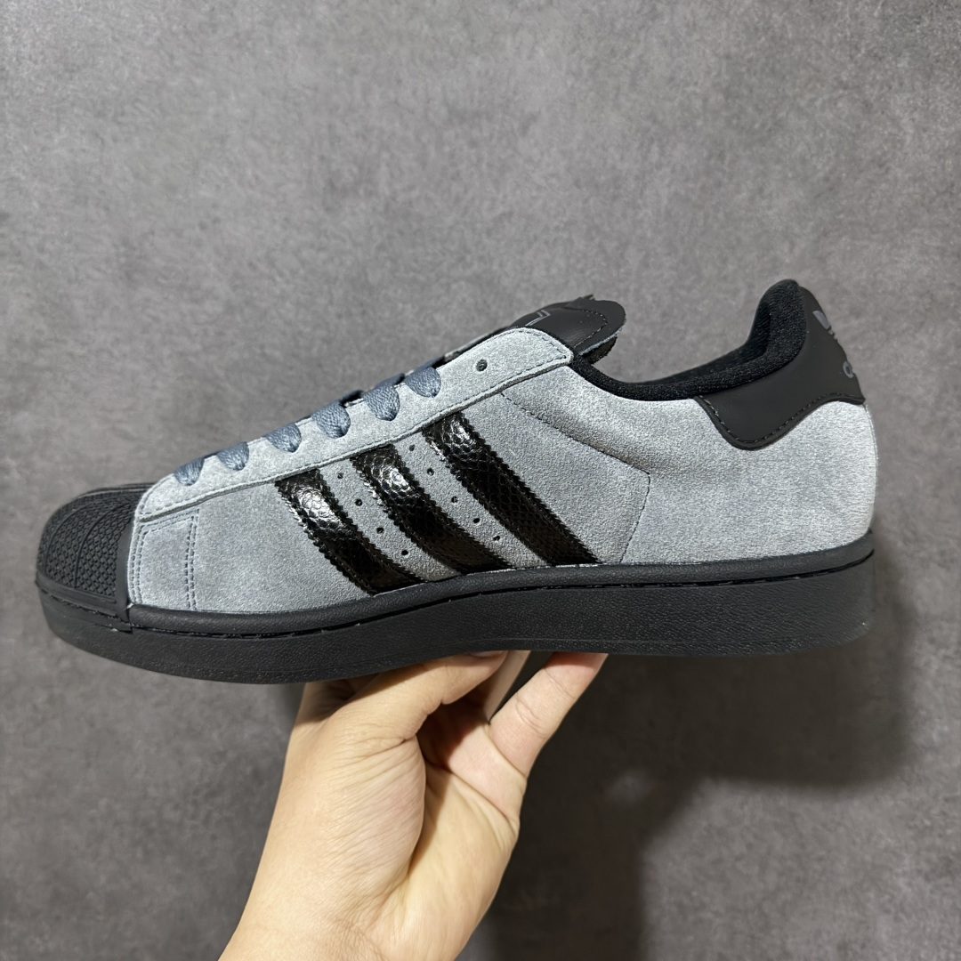 图片[2]-【H11顶级头层版】adidas originals Superstar 2 贝壳头 简约经典 舒适时尚 复古板鞋 男女同款 黑白 货号：JH7697 全新升级版 皮料改进至头层原厂皮 原盒 原底原料 开模打造 原厂织唛鞋标 高精密准度 原楦原纸板开发 匹配原版98%以上 后跟垫棉独家呈现 反口里弧度正确 原厂鞋垫 背胶 后跟电绣针数 与正品一致 原厂皮料 原厂车缝线 质感无敌 皮料切割干净 无任何毛边 清洁度细节完美 进口港宝加持 后跟自然饱满 还原公司包裹性 鞋面采用原装数据贴合技术 全方位贴合包裹脚型 鞋跟部鞋底牵引设计 提供强大的抓地性能 更适应不同实战场地路面 尺码：35.5 36 36.5 37.5 38 38.5 39 40 40.5 41 42 42.5 43 44 45-莆田鞋