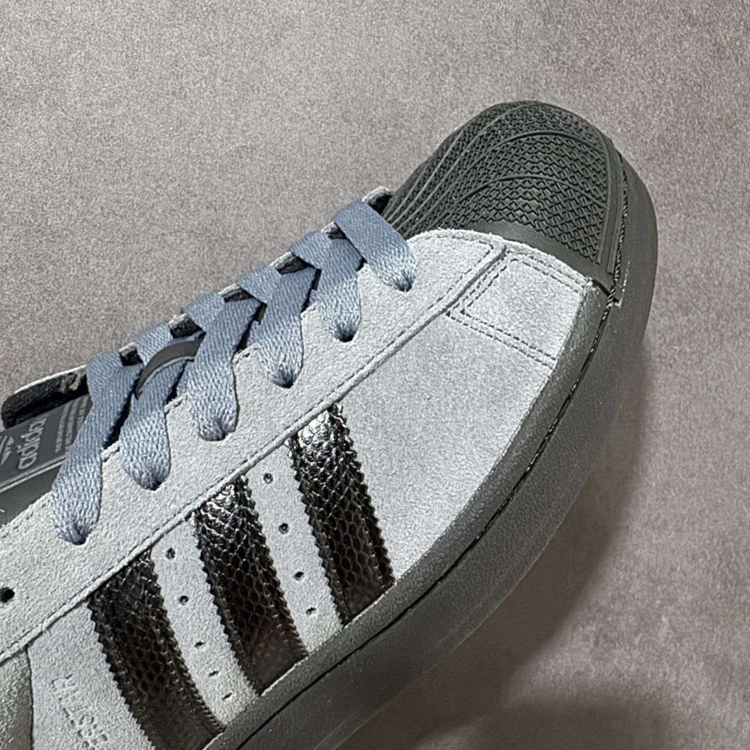 图片[8]-【H11顶级头层版】adidas originals Superstar 2 贝壳头 简约经典 舒适时尚 复古板鞋 男女同款 黑白 货号：JH7697 全新升级版 皮料改进至头层原厂皮 原盒 原底原料 开模打造 原厂织唛鞋标 高精密准度 原楦原纸板开发 匹配原版98%以上 后跟垫棉独家呈现 反口里弧度正确 原厂鞋垫 背胶 后跟电绣针数 与正品一致 原厂皮料 原厂车缝线 质感无敌 皮料切割干净 无任何毛边 清洁度细节完美 进口港宝加持 后跟自然饱满 还原公司包裹性 鞋面采用原装数据贴合技术 全方位贴合包裹脚型 鞋跟部鞋底牵引设计 提供强大的抓地性能 更适应不同实战场地路面 尺码：35.5 36 36.5 37.5 38 38.5 39 40 40.5 41 42 42.5 43 44 45-莆田鞋