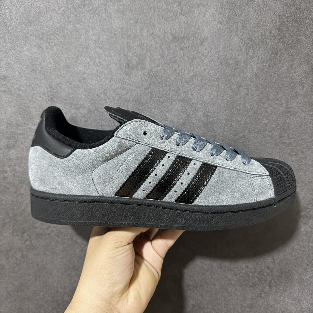 【H11顶级头层版】adidas originals Superstar 2 贝壳头 简约经典 舒适时尚 复古板鞋 男女同款 黑白 货号：JH7697 全新升级版 皮料改进至头层原厂皮 原盒 原底原料 开模打造 原厂织唛鞋标 高精密准度 原楦原纸板开发 匹配原版98%以上 后跟垫棉独家呈现 反口里弧度正确 原厂鞋垫 背胶 后跟电绣针数 与正品一致 原厂皮料 原厂车缝线 质感无敌 皮料切割干净 无任何毛边 清洁度细节完美 进口港宝加持 后跟自然饱满 还原公司包裹性 鞋面采用原装数据贴合技术 全方位贴合包裹脚型 鞋跟部鞋底牵引设计 提供强大的抓地性能 更适应不同实战场地路面 尺码：35.5 36 36.5 37.5 38 38.5 39 40 40.5 41 42 42.5 43 44 45-莆田鞋