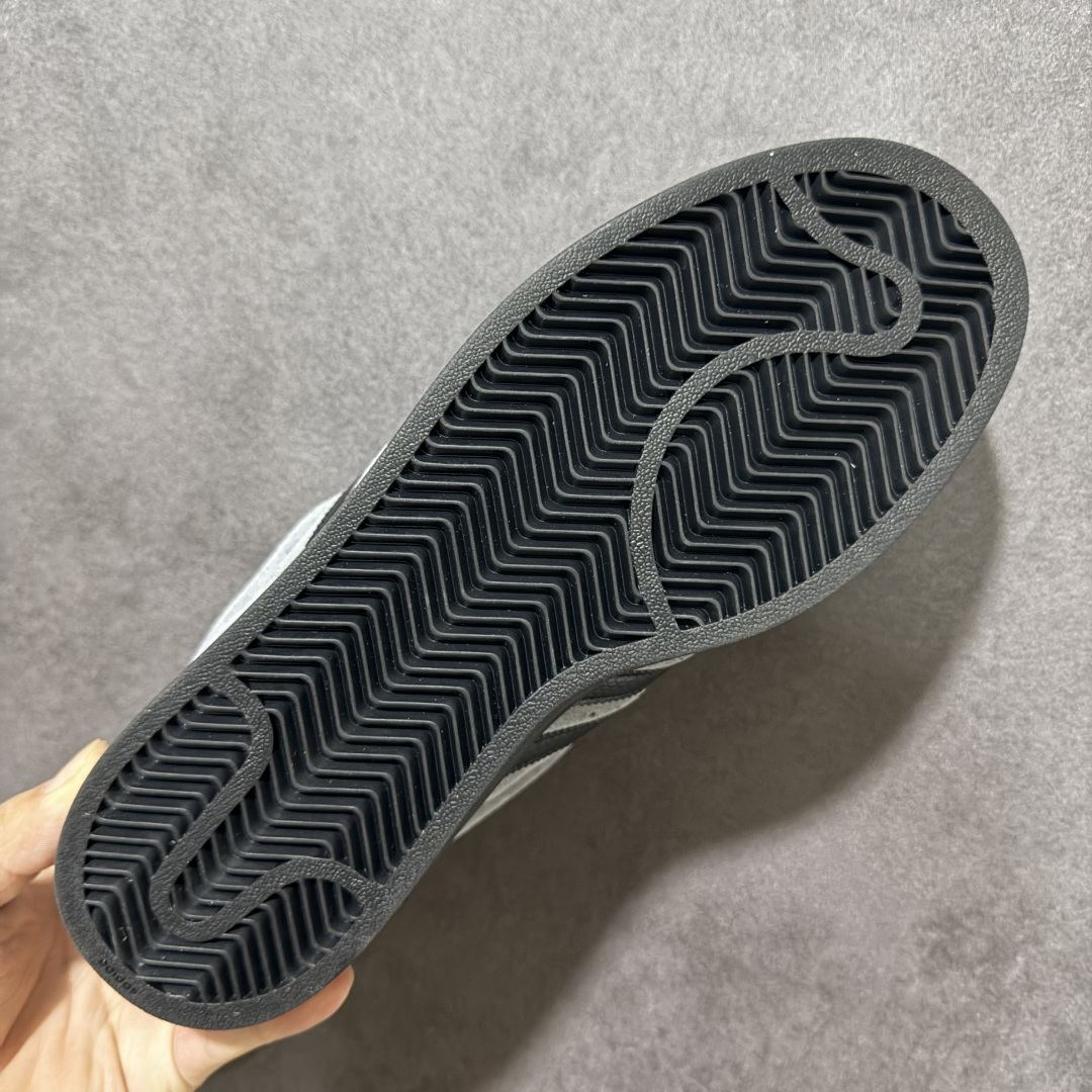 图片[9]-【H11顶级头层版】adidas originals Superstar 2 贝壳头 简约经典 舒适时尚 复古板鞋 男女同款 黑白 货号：JH7697 全新升级版 皮料改进至头层原厂皮 原盒 原底原料 开模打造 原厂织唛鞋标 高精密准度 原楦原纸板开发 匹配原版98%以上 后跟垫棉独家呈现 反口里弧度正确 原厂鞋垫 背胶 后跟电绣针数 与正品一致 原厂皮料 原厂车缝线 质感无敌 皮料切割干净 无任何毛边 清洁度细节完美 进口港宝加持 后跟自然饱满 还原公司包裹性 鞋面采用原装数据贴合技术 全方位贴合包裹脚型 鞋跟部鞋底牵引设计 提供强大的抓地性能 更适应不同实战场地路面 尺码：35.5 36 36.5 37.5 38 38.5 39 40 40.5 41 42 42.5 43 44 45-莆田鞋